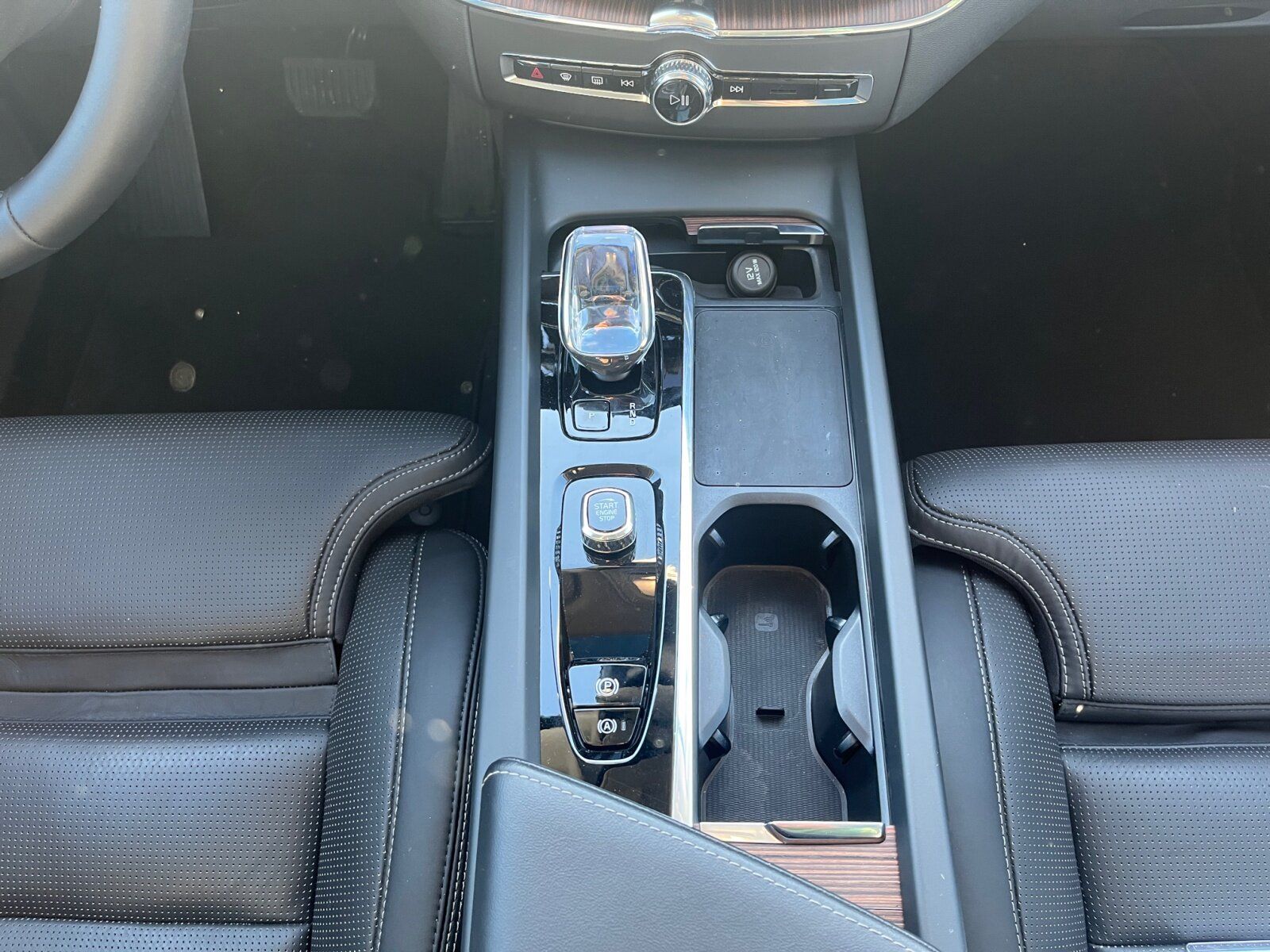 Volvo XC60 B5 AWD Ultimate Dark SHD+AHK+NAVI+360°K