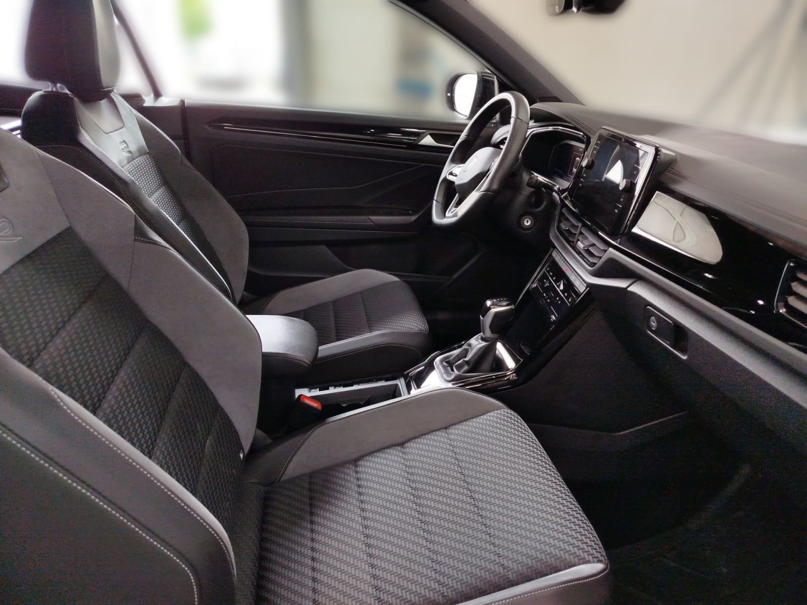 Volkswagen T-Roc 1.5 TSI DSG R-Line - Samsaru's Car Outlet