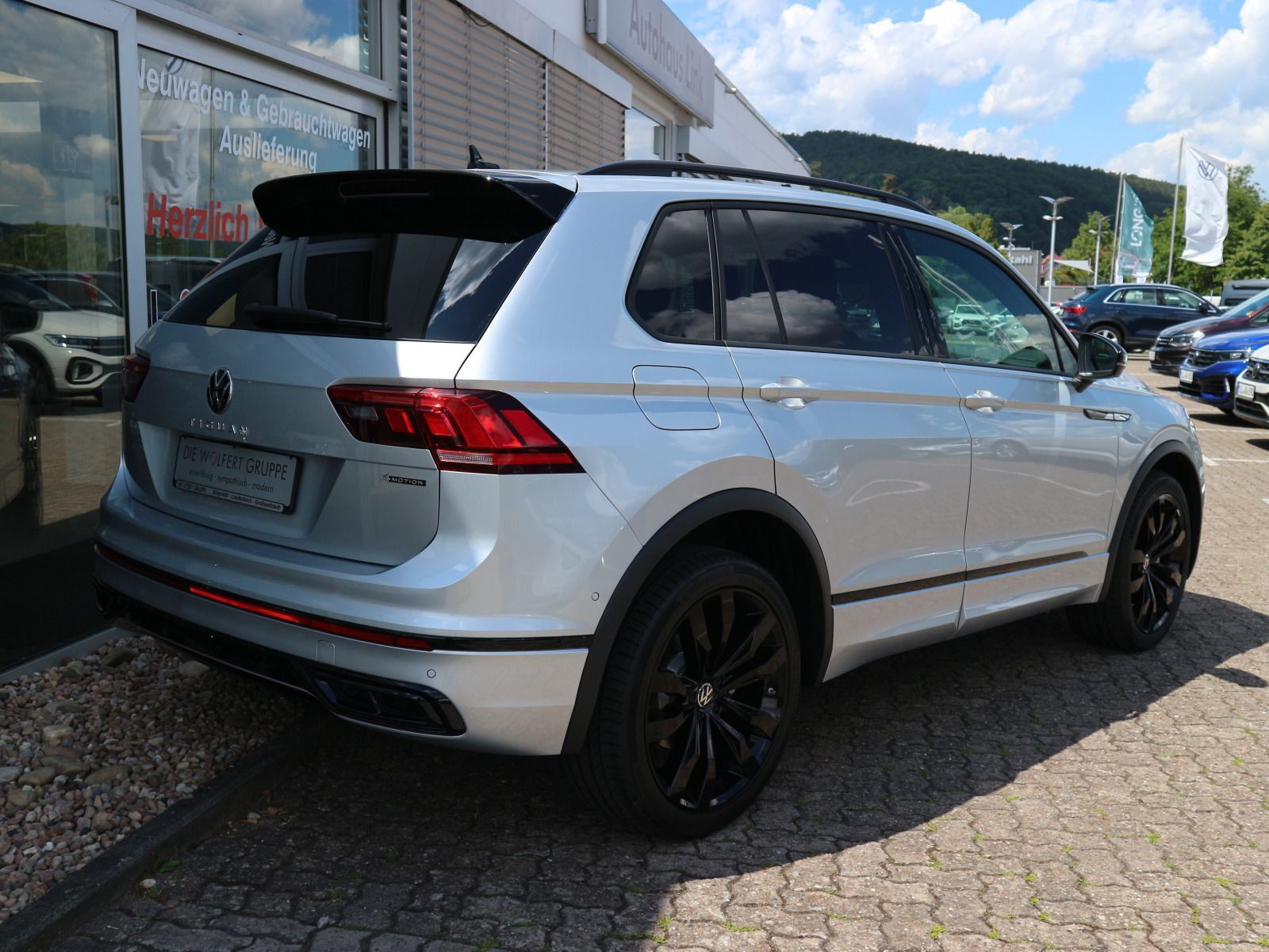 Volkswagen Tiguan R-Line 2.0 TDI 4M DSG AHK BlackStyle PANO
