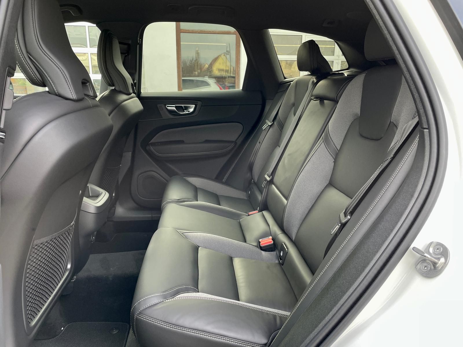 Volvo XC60 B4 AWD Plus Dark 4xSHZ ACC BLIS FHZ STDHZ