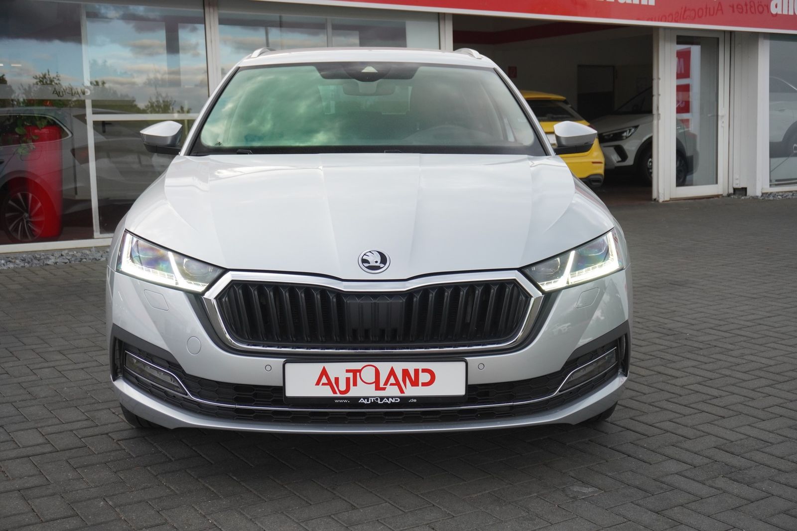 Skoda Octavia Combi 2.0 TDI Style - Samsaru's Car Outlet
