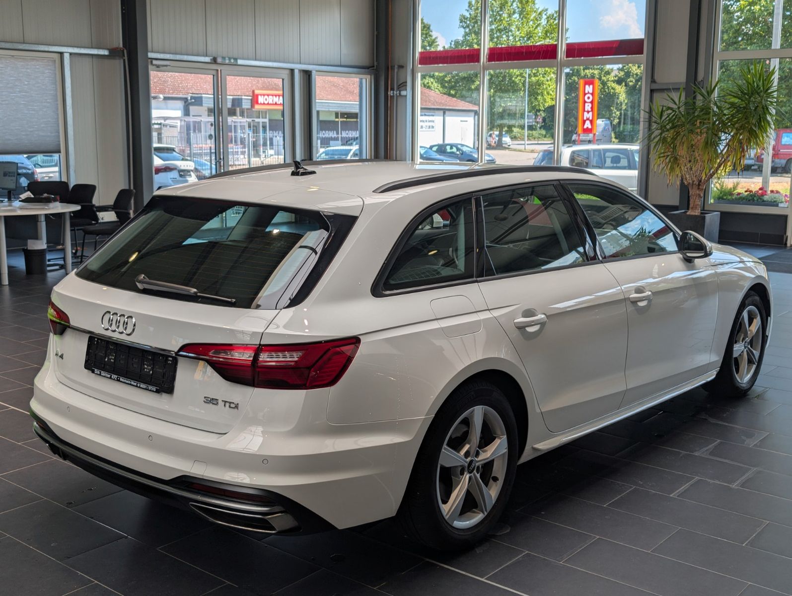 Audi A4 Avant 35 TDI S tronic advanced - Samsaru's Car Outlet