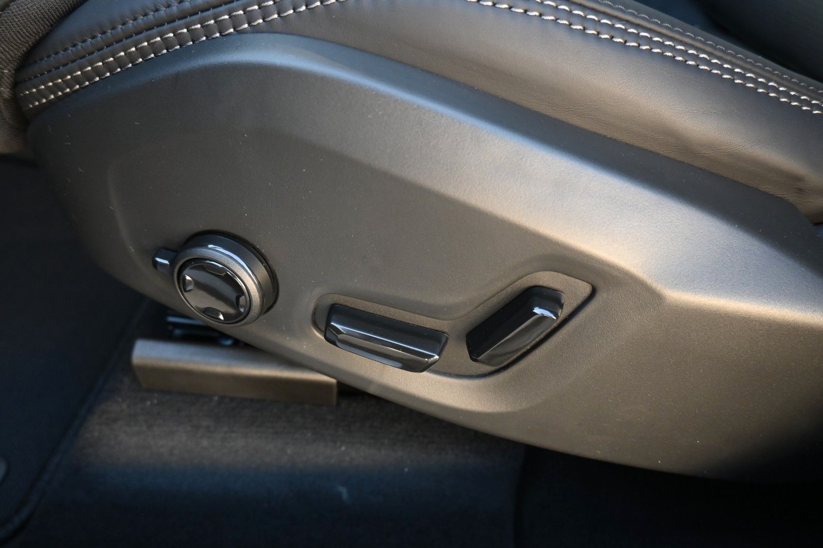 Volvo XC60 B5 AWD Ultra Dark*LUFT*360°*ACC*AHK