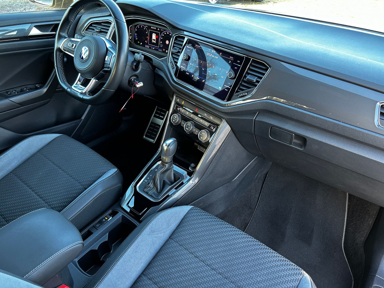 Volkswagen T-Roc Sport R-Line - Samsaru's Car Outlet