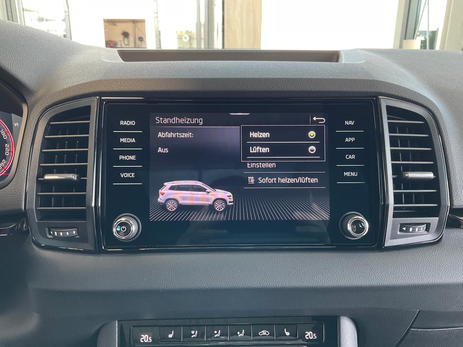 Skoda Karoq 2.0TSI Sportline 4x4 AHK Standheizung Alca