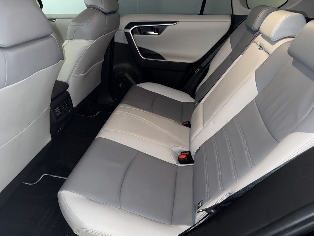 Toyota RAV4 Hybrid 4x4 Lounge - Samsaru's Car Outlet