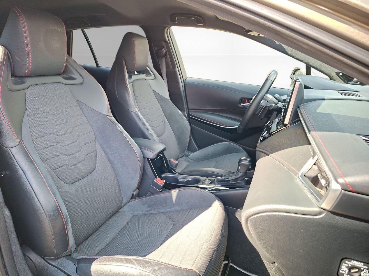 Toyota Corolla Touring Sports 2.0 Hybrid Lounge - Samsaru's Car Outlet