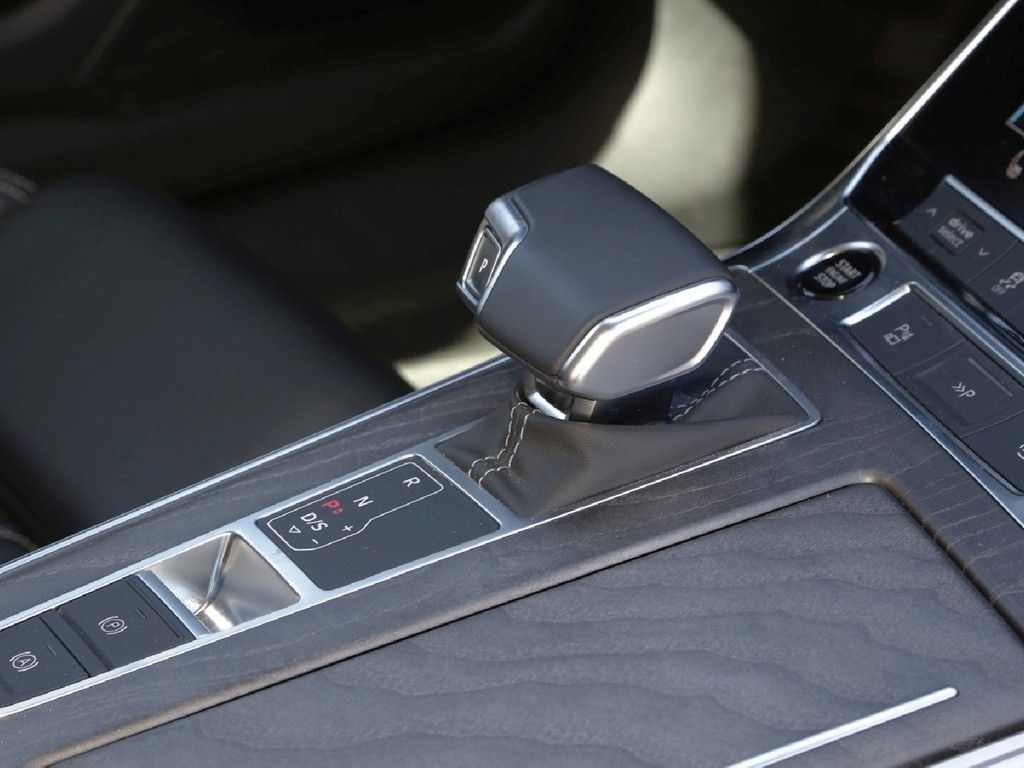 Audi A6 Avant 55 TFSI e Q S line - Samsaru's Car Outlet