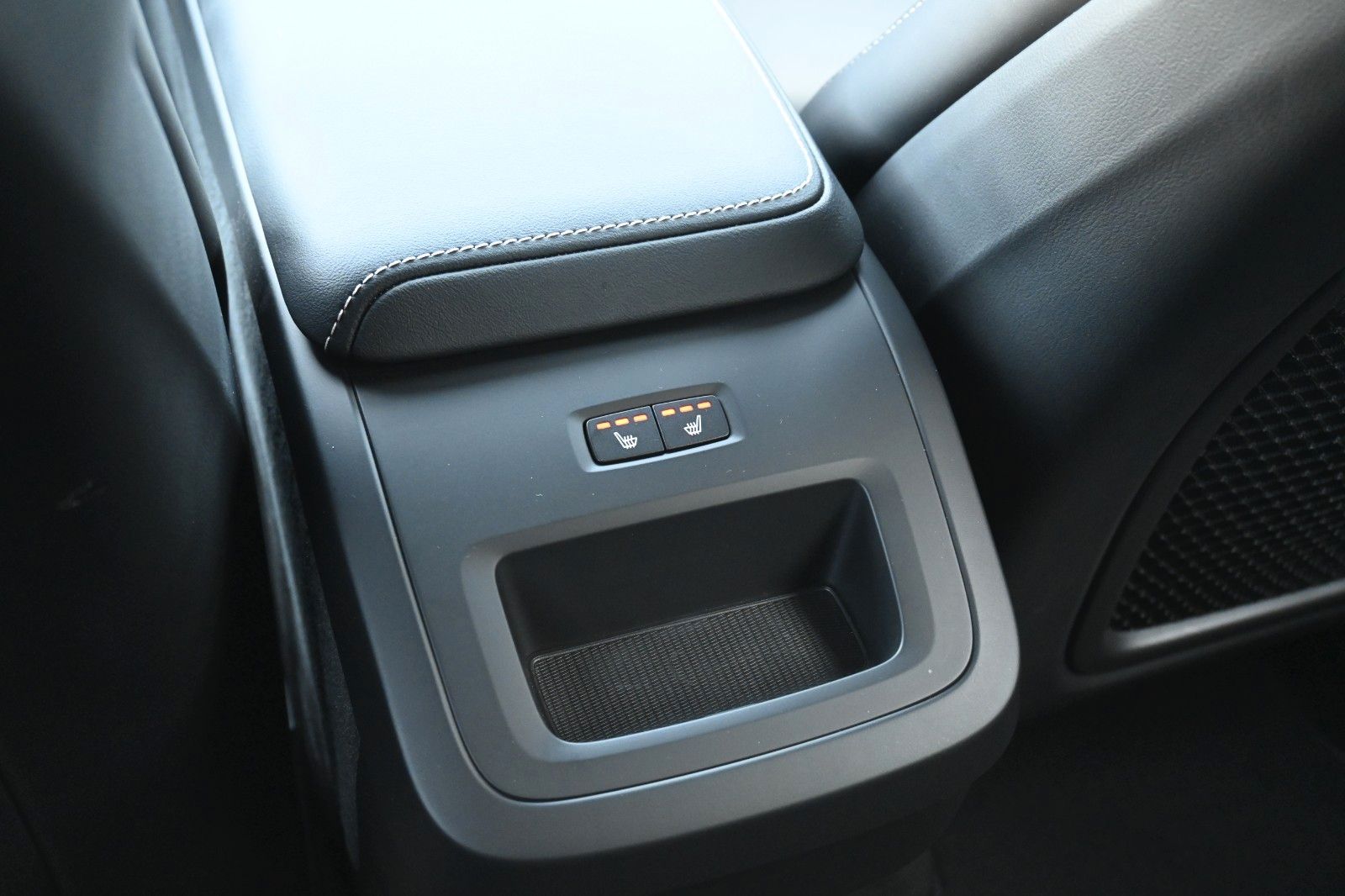 Volvo XC60 B5D AWD R-Design*LUFT*360*H&K*STHZ*HUD*QI