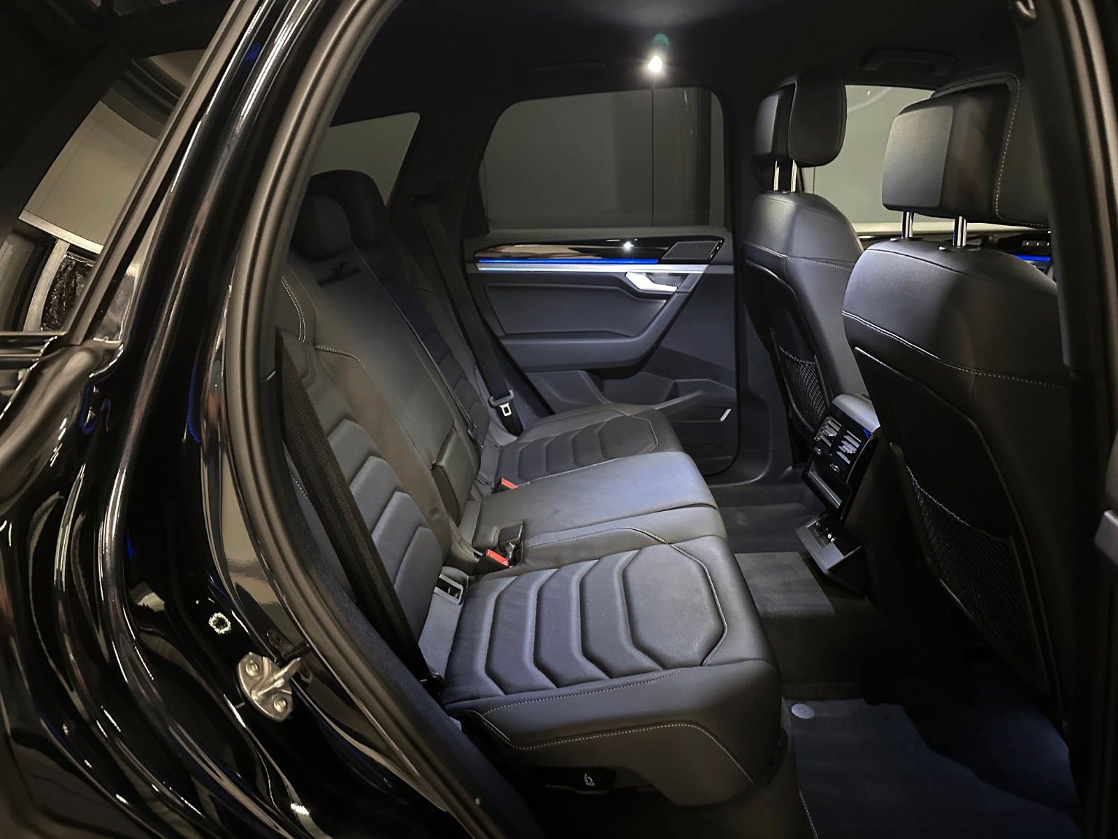 Volkswagen Touareg R-Line - Samsaru's Car Outlet