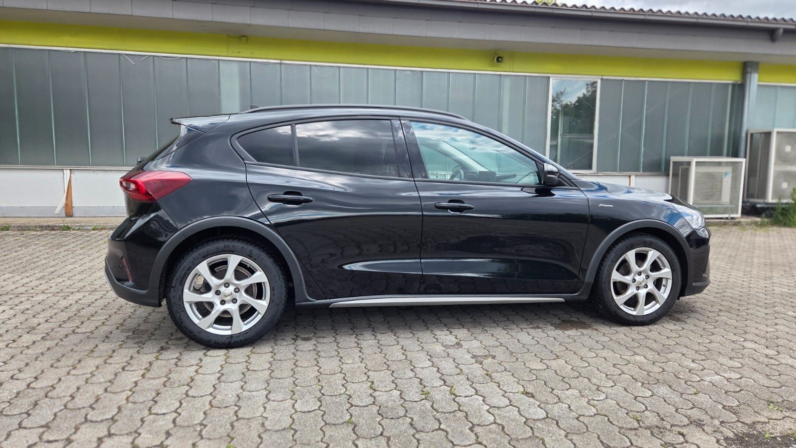 Ford Focus Lim. Active X 1. Hand 8fach bereift