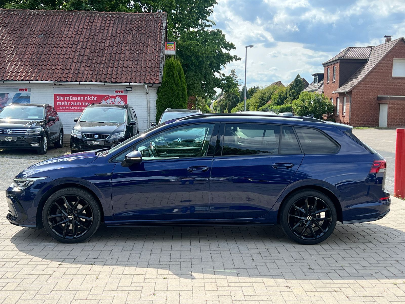 Volkswagen Golf VIII R-Line - Samsaru's Car Outlet