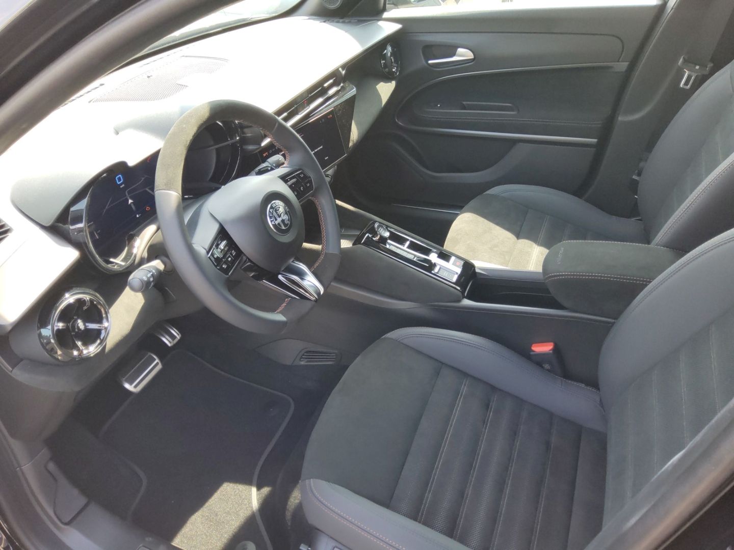 Alfa Romeo Junior Intensa Sondermodell, SHZ, Navi, 360°, 1,