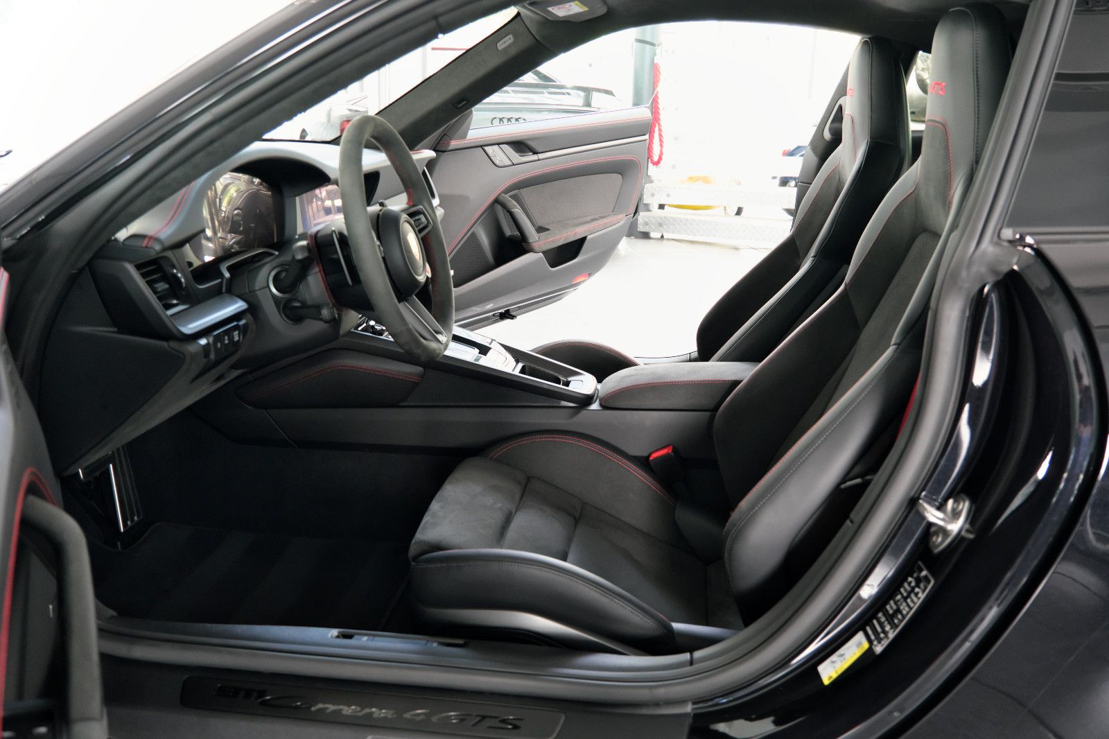 Porsche 992.2 Carrera 4 GTS T-Hybrid Sport-Design Titan