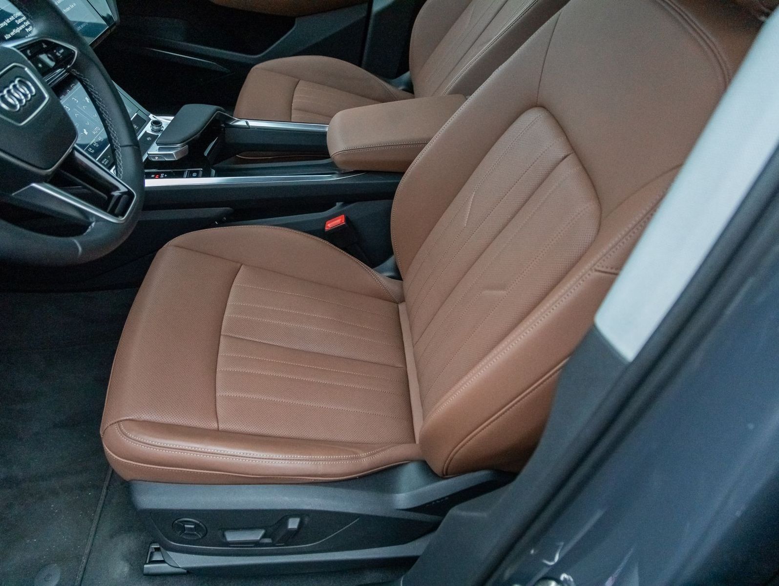 Audi Q8 S line 50 e-tron quattro - Samsaru's Car Outlet