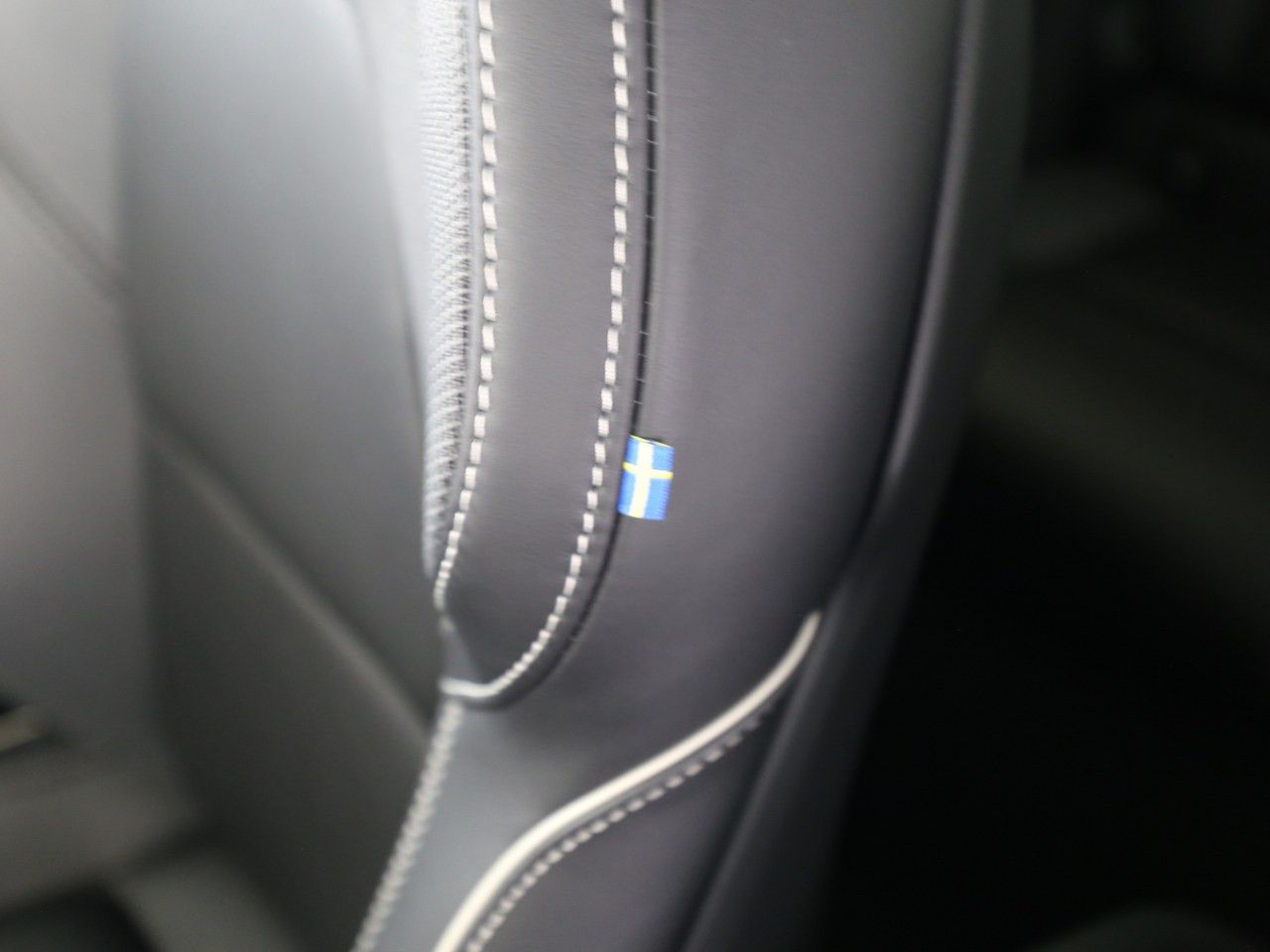 Volvo XC60 B4 Plus Dark 2WD - Samsaru's Car Outlet