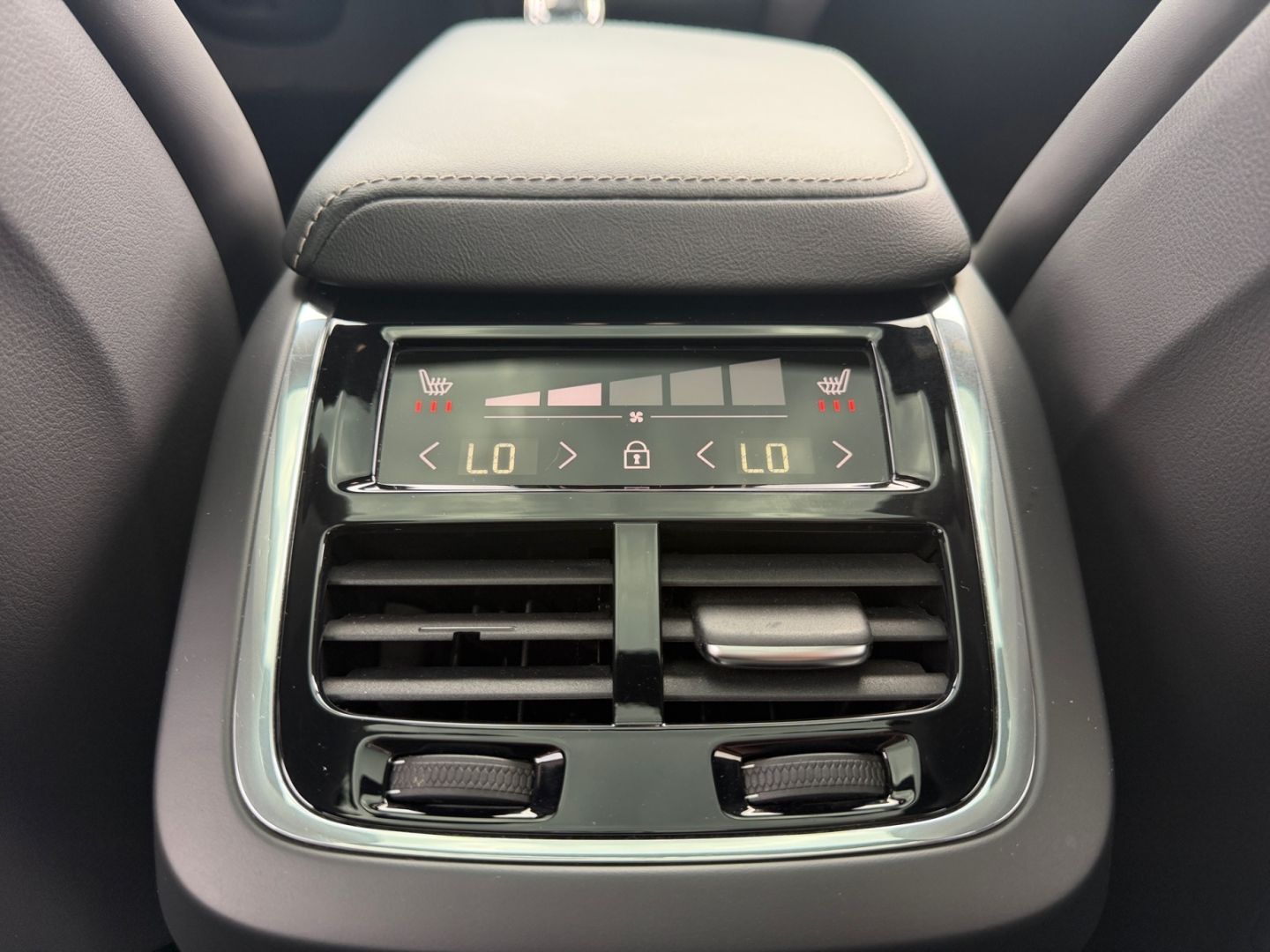 Volvo XC60 Ultimate Dark B5 AWD H&K Luftfederung Stand