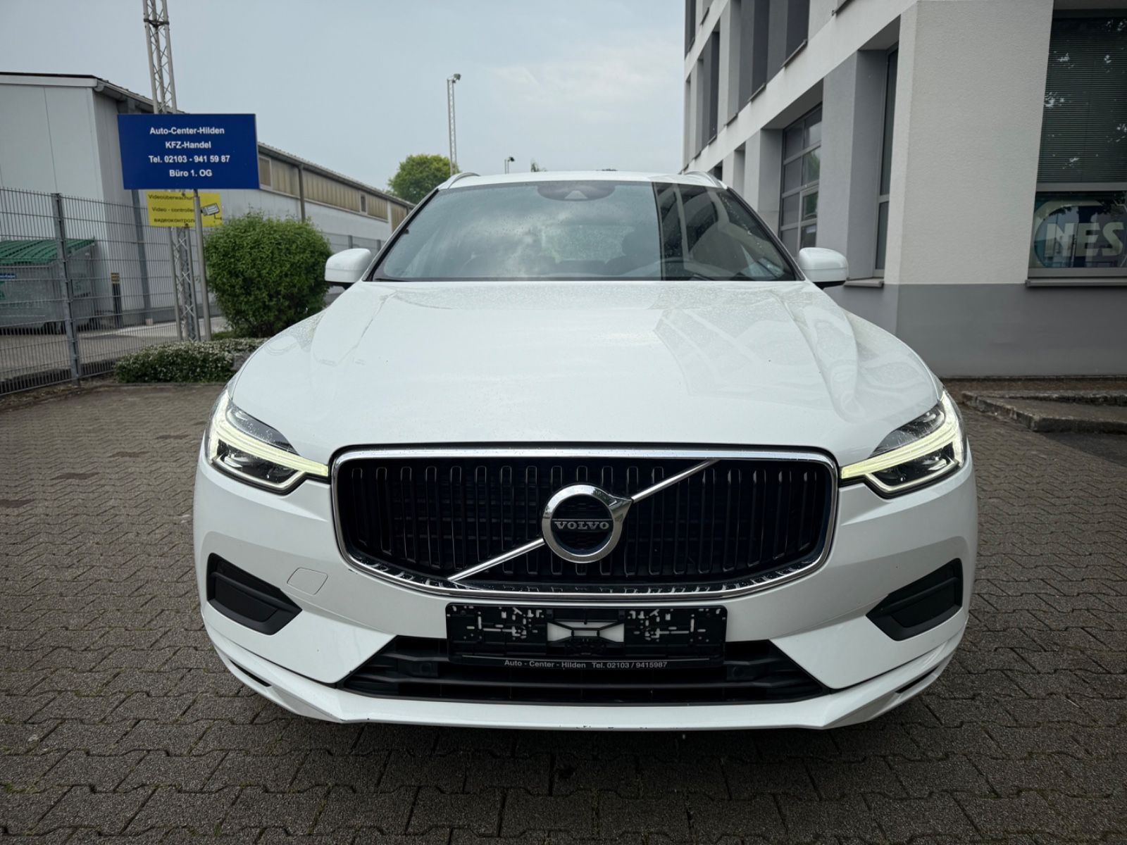 Volvo XC60 Momentum Pro AWD - Samsaru's Car Outlet