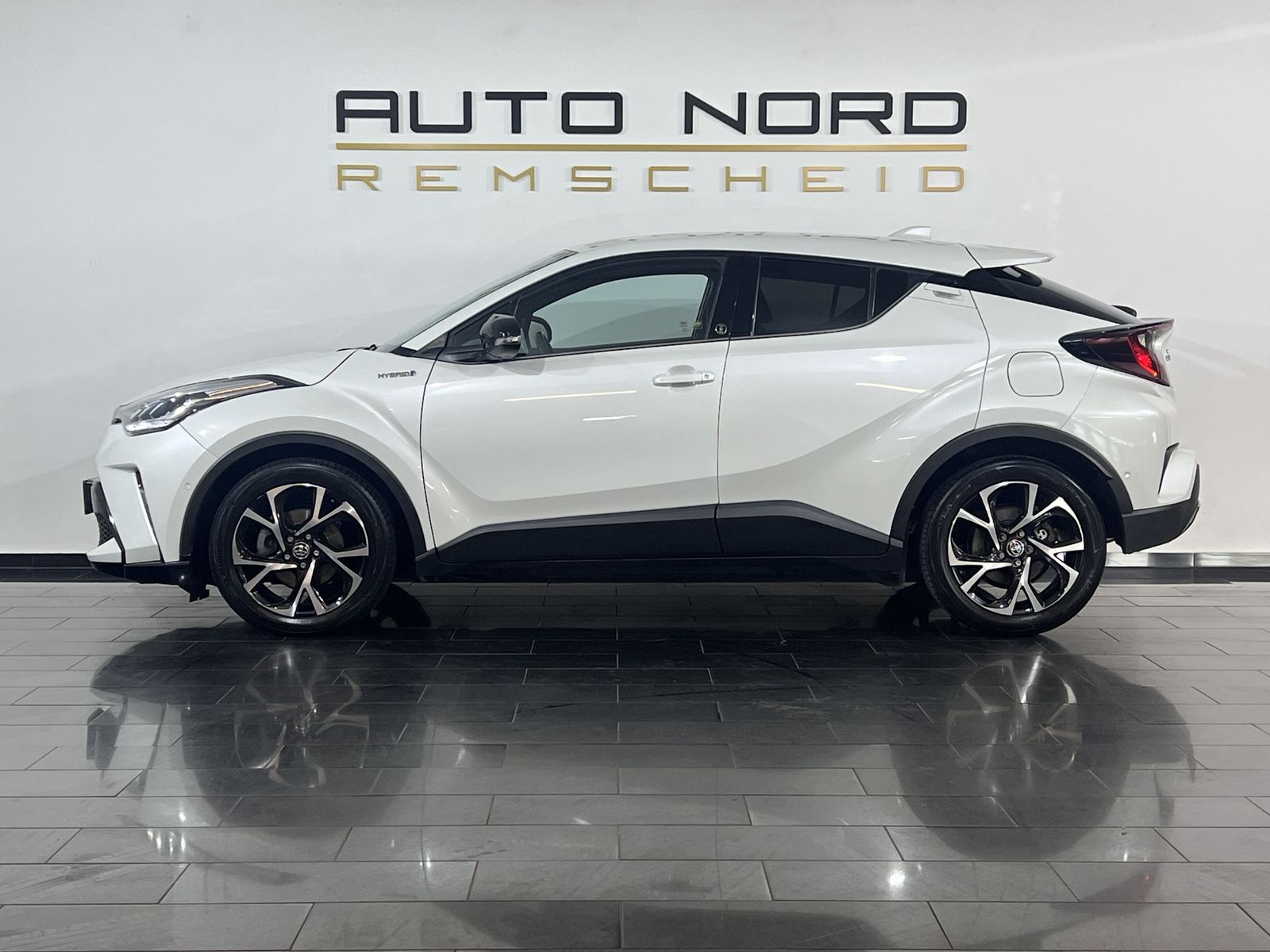 Toyota C-HR 2.0 Hybrid Team - Samsaru's Car Outlet