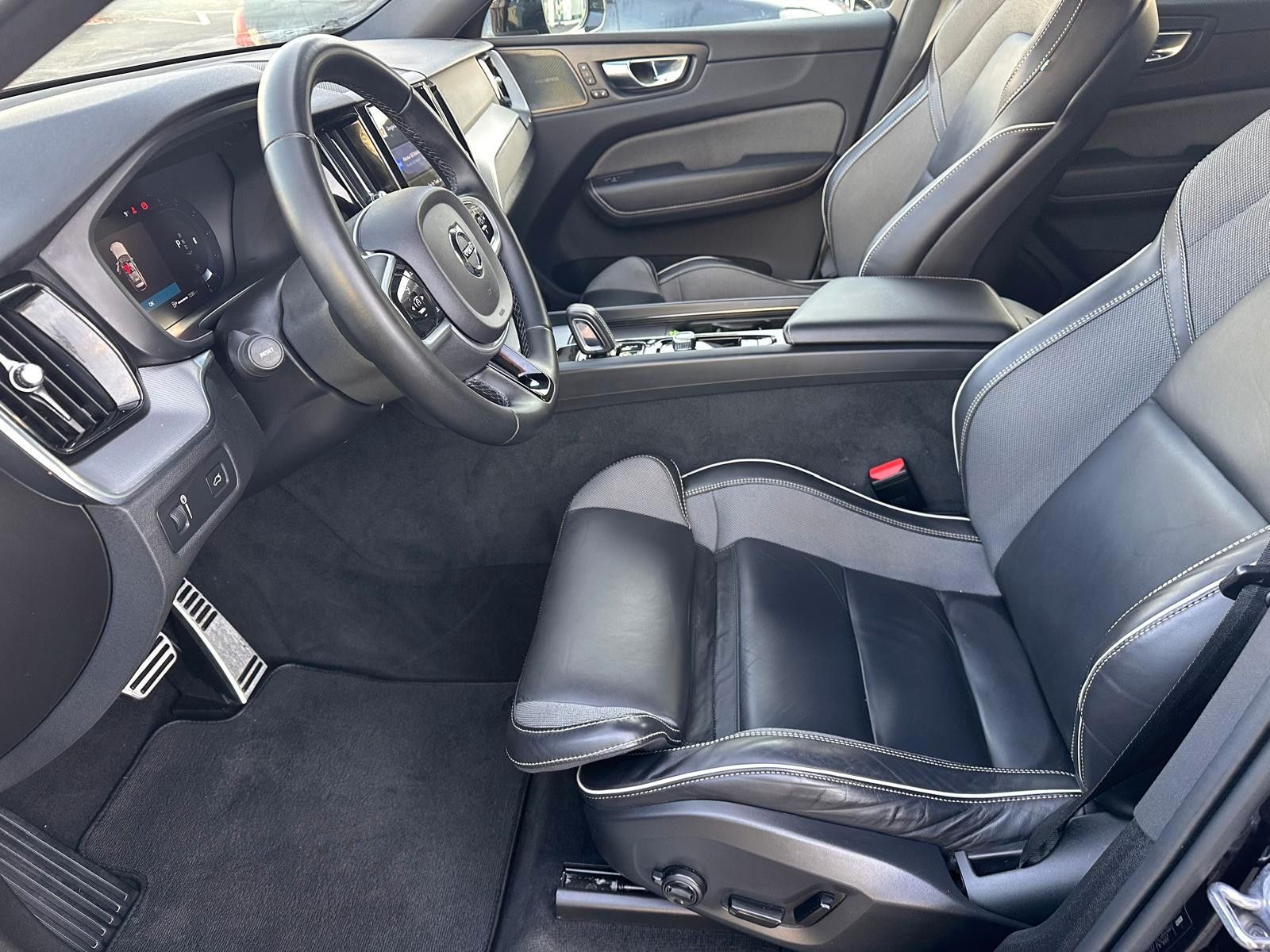 Volvo XC60 B4 AWD R Design AHK,ACC,Standh,Kam