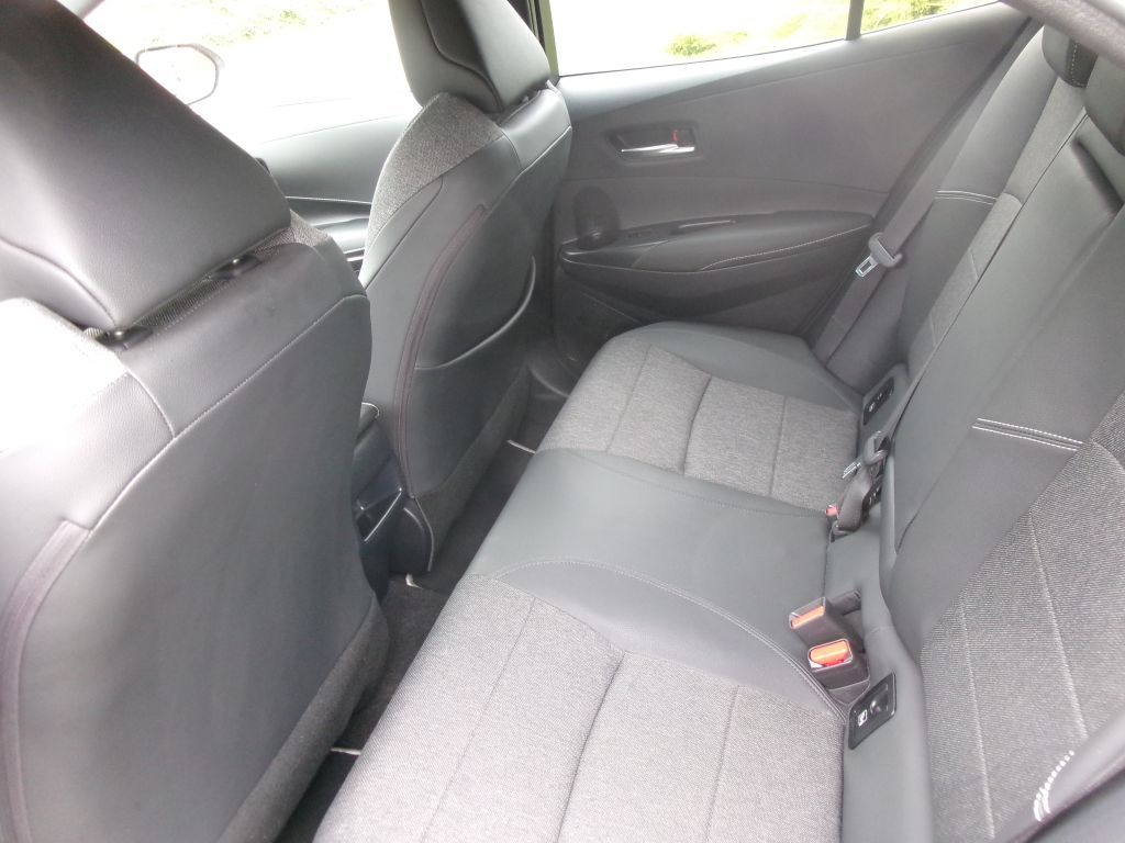 Toyota Corolla 1.8 Hybrid Team D +NAVI+TPKT+BI LED+