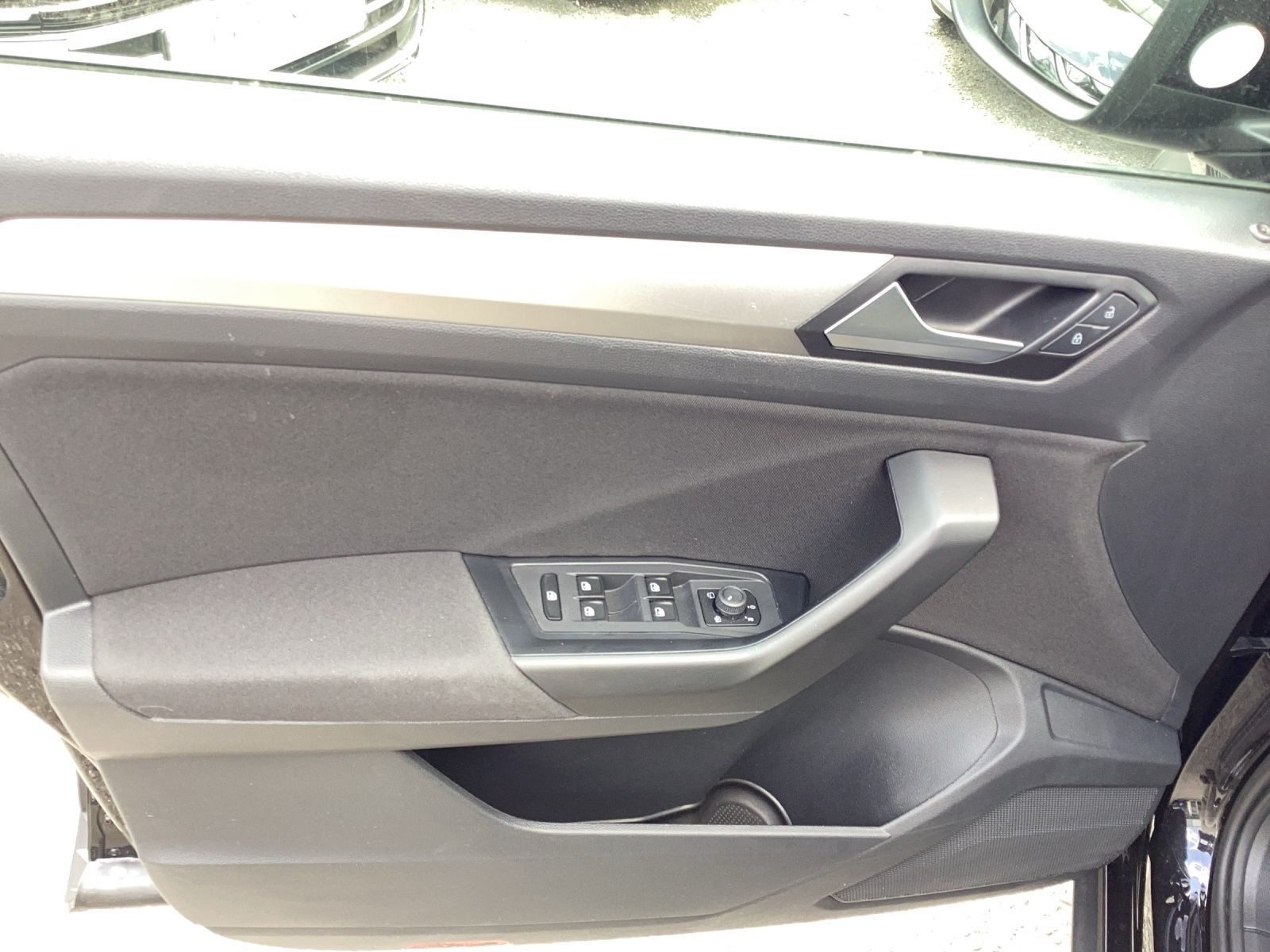 Volkswagen T-Roc 1.0 TSI LIFE - Samsaru's Car Outlet