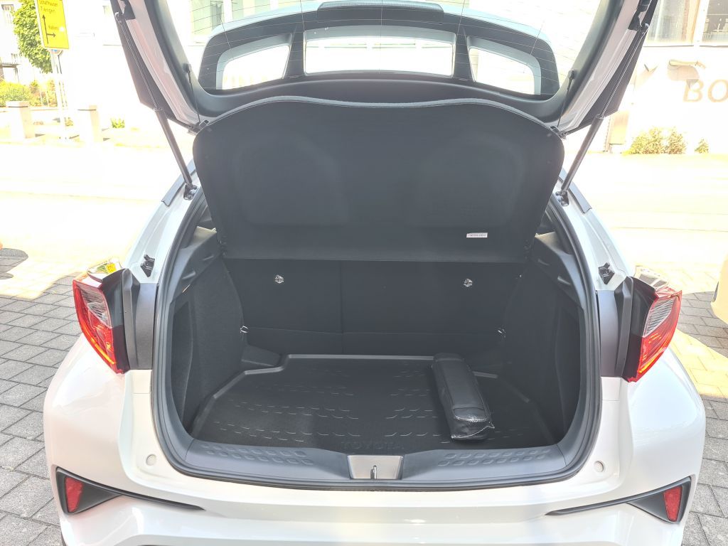 Toyota C-HR Hybrid Flow - Samsaru's Car Outlet