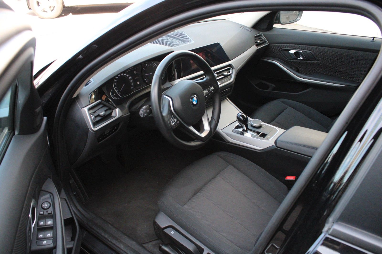 BMW 320i Lim. Advantage - Samsaru's Car Outlet