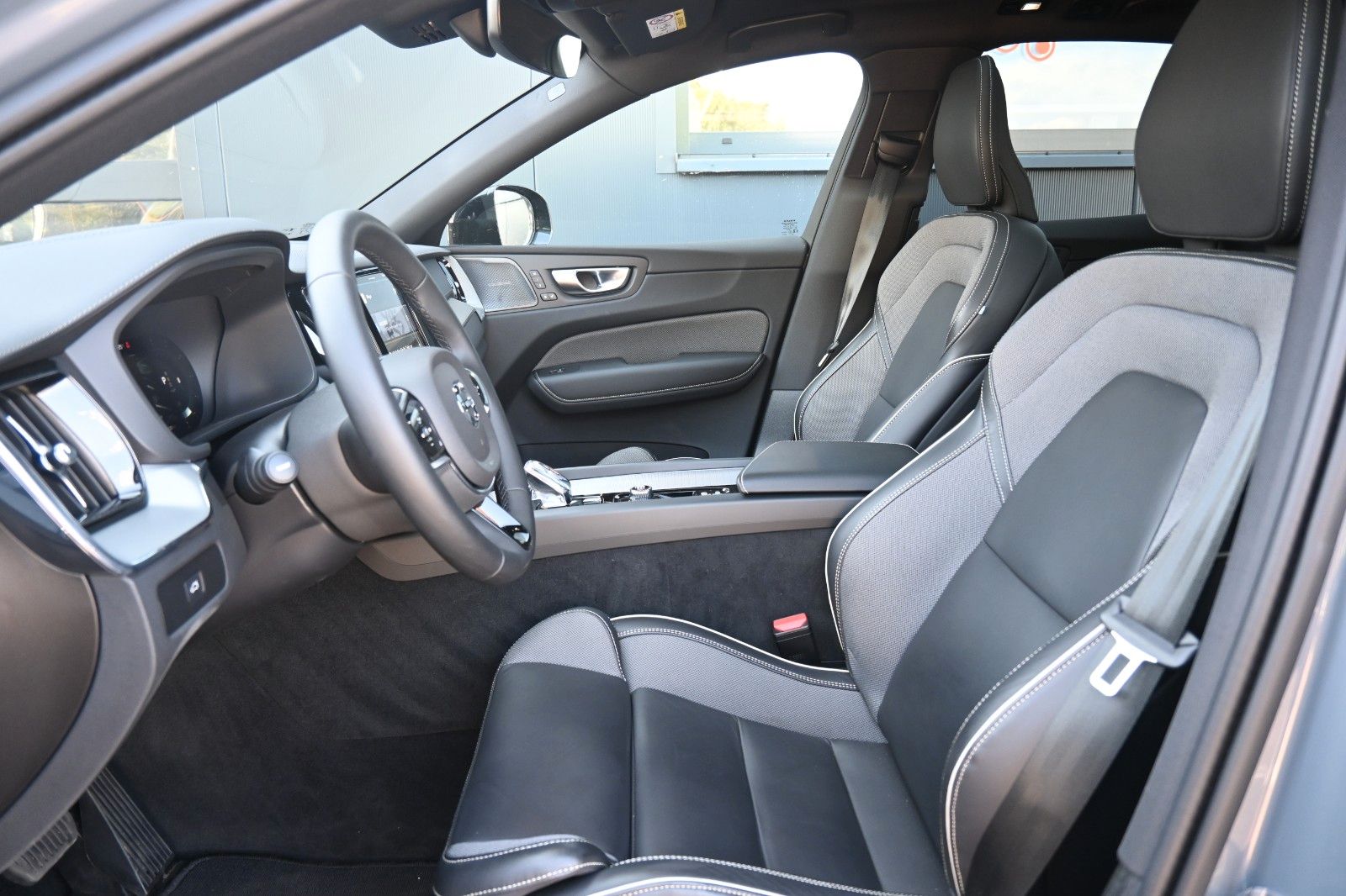 Volvo XC60 B4 AWD Ultimate - Samsaru's Car Outlet