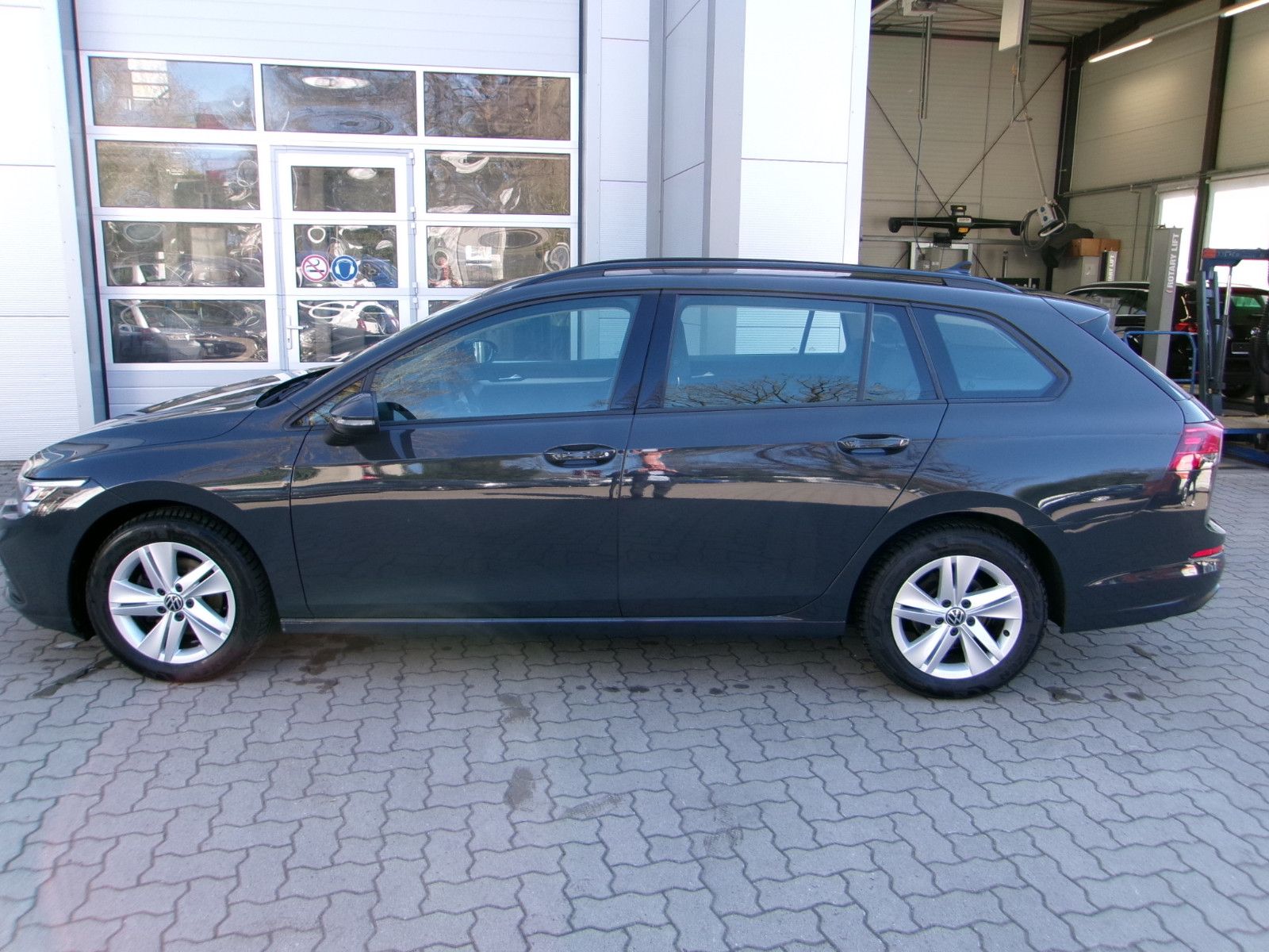 Volkswagen Golf VIII Variant Life 1.5 eTSI - Samsaru's Car Outlet