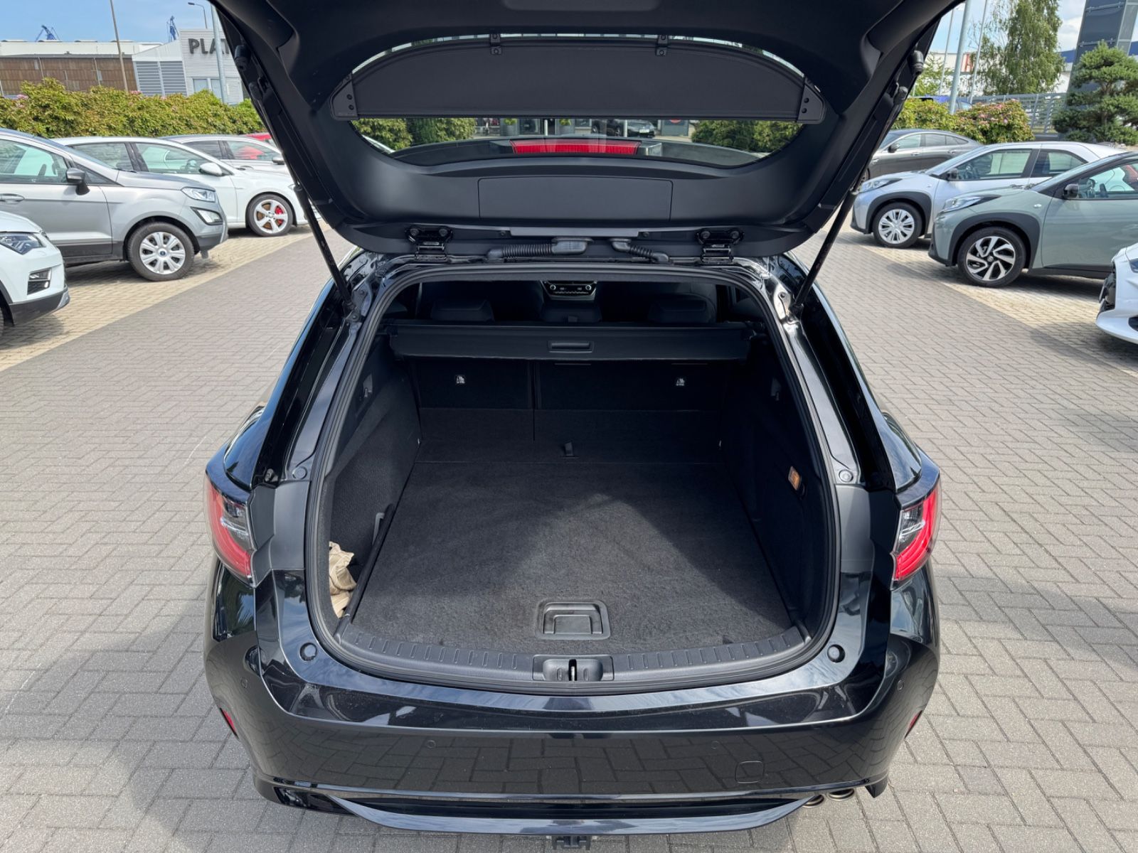 Toyota Corolla Touring Sports Hybrid Club - Samsaru's Car Outlet