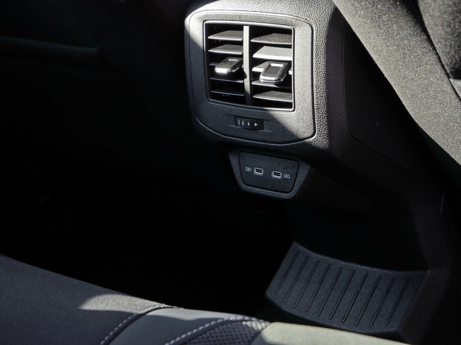 Volkswagen T-Roc R-Line 2.0 TSI 4x4 - Samsaru's Car Outlet