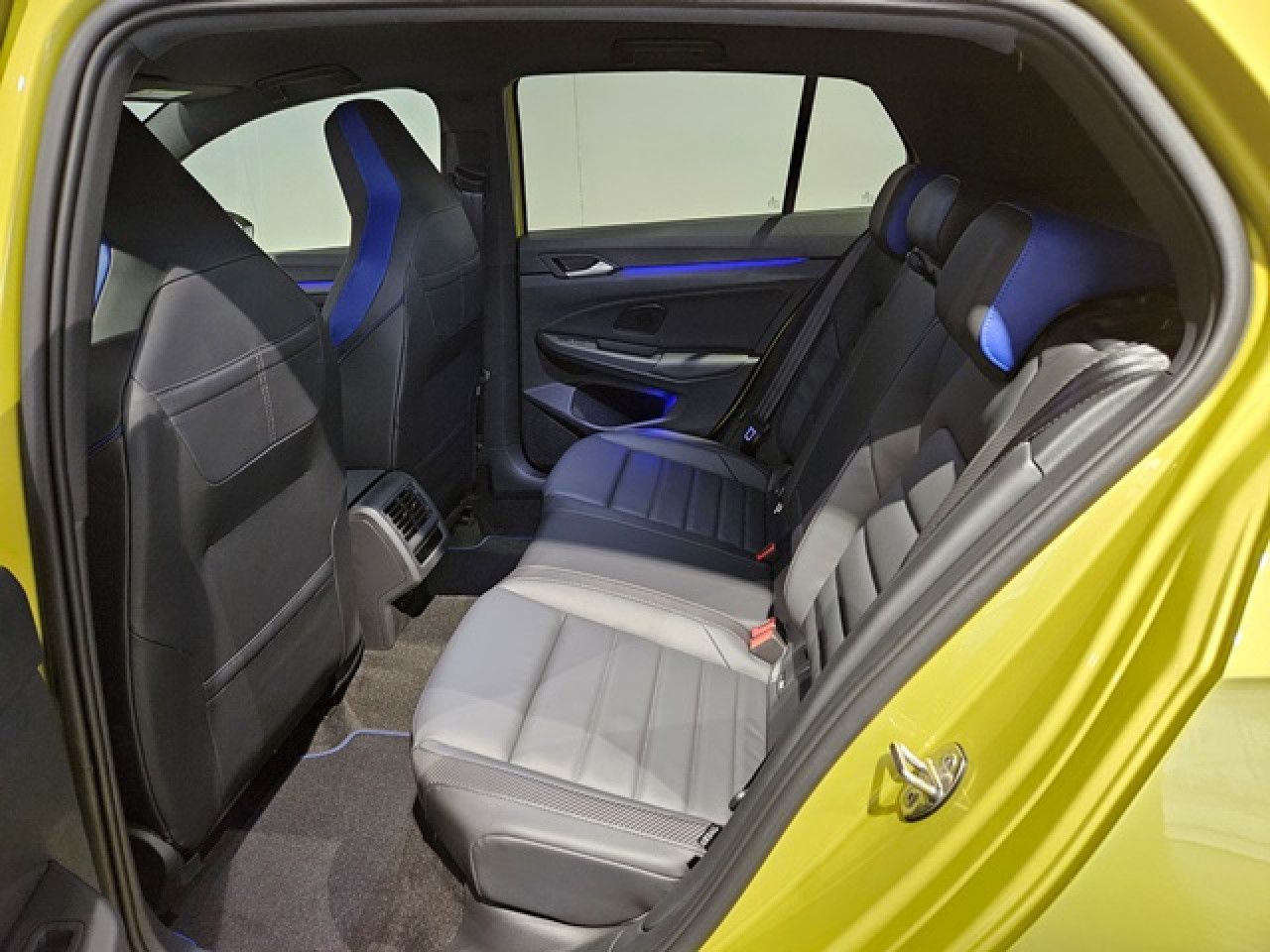 Volkswagen Golf 8 R 2.0 TSI 4M DSG - Samsaru's Car Outlet