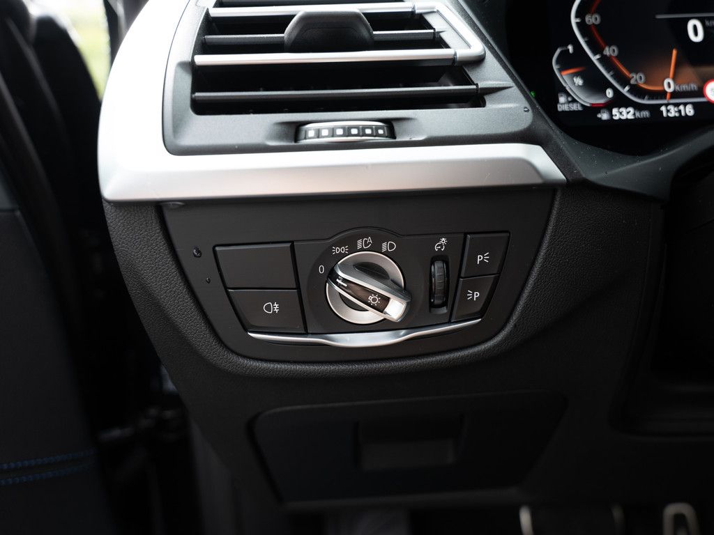 BMW X4 xDrive 30d M-Sport FACEL. PANO AHK HUD LASER