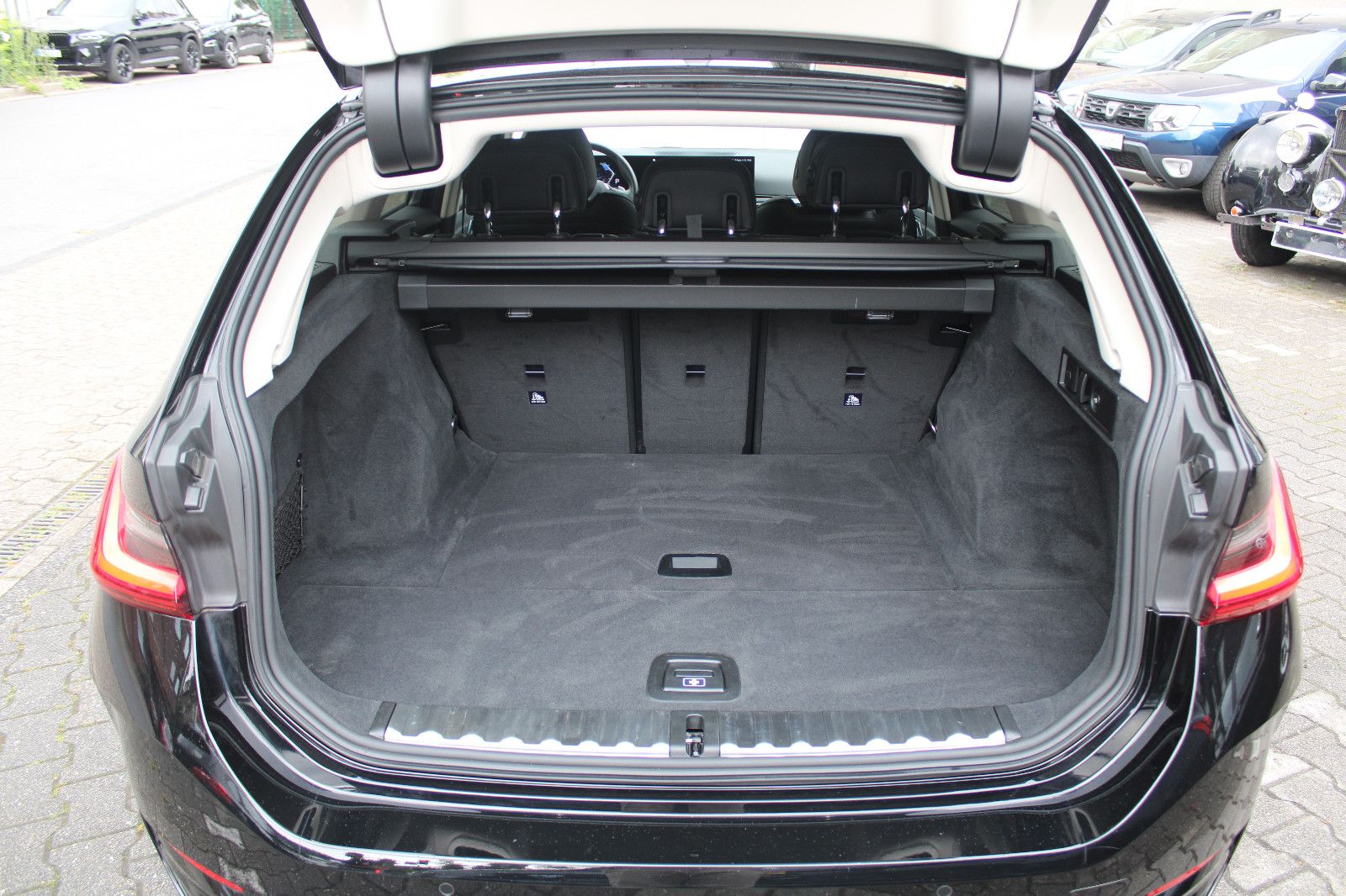BMW 320dA Touring - Samsaru's Car Outlet