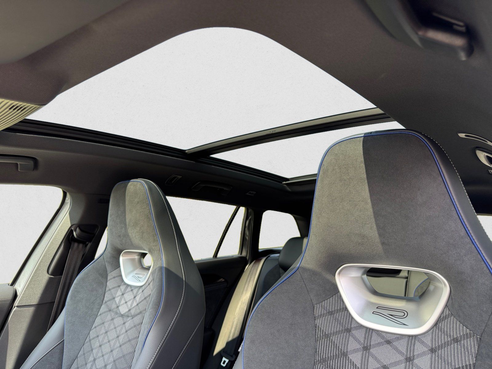Volkswagen Passat Variant R-Line TDI DSG 4Motion|AHK|PANO|A