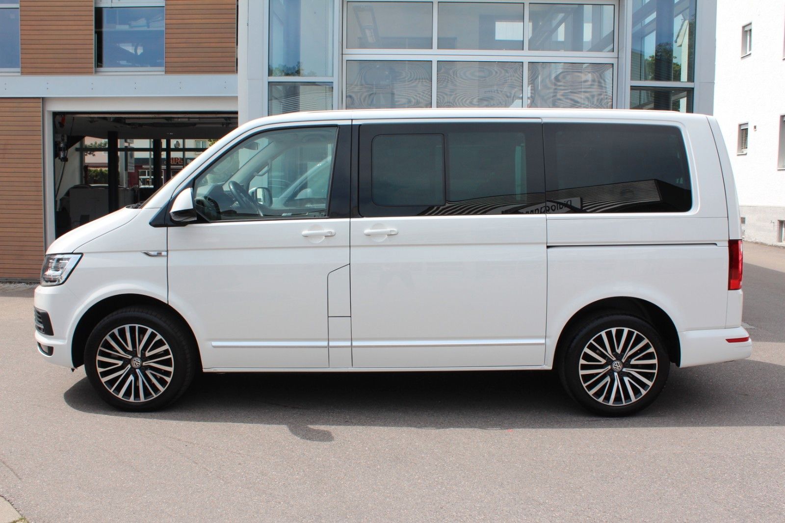 Volkswagen T6 Multivan Highline DSG - Samsaru's Car Outlet