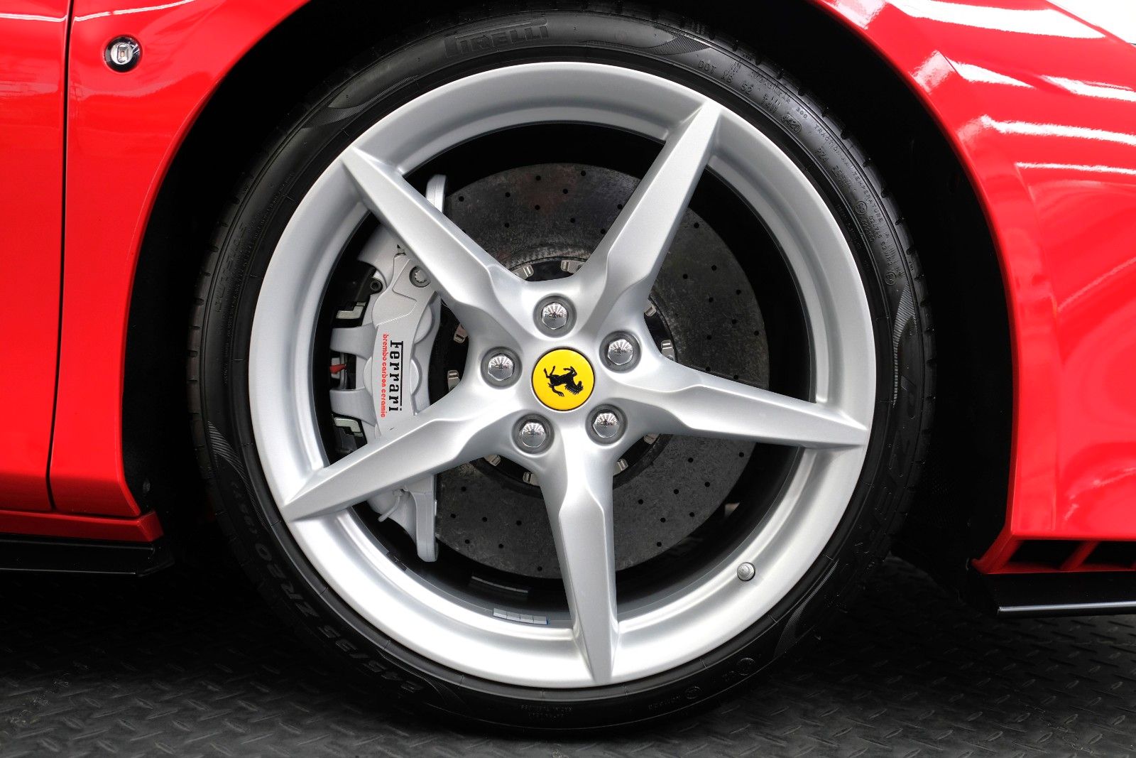 Ferrari F8 Tributo/LIFT/CAMERA/PDC/FULL ELECTRIC SEATS