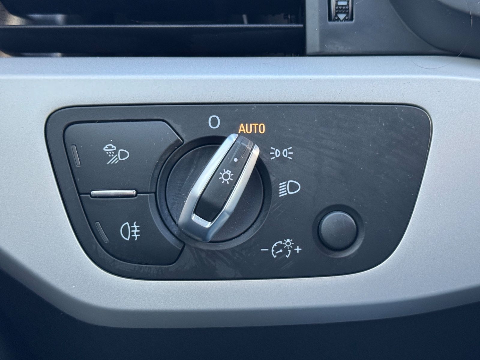 Audi A4 Av.40 TDI advanced S-Tr. - Samsaru's Car Outlet