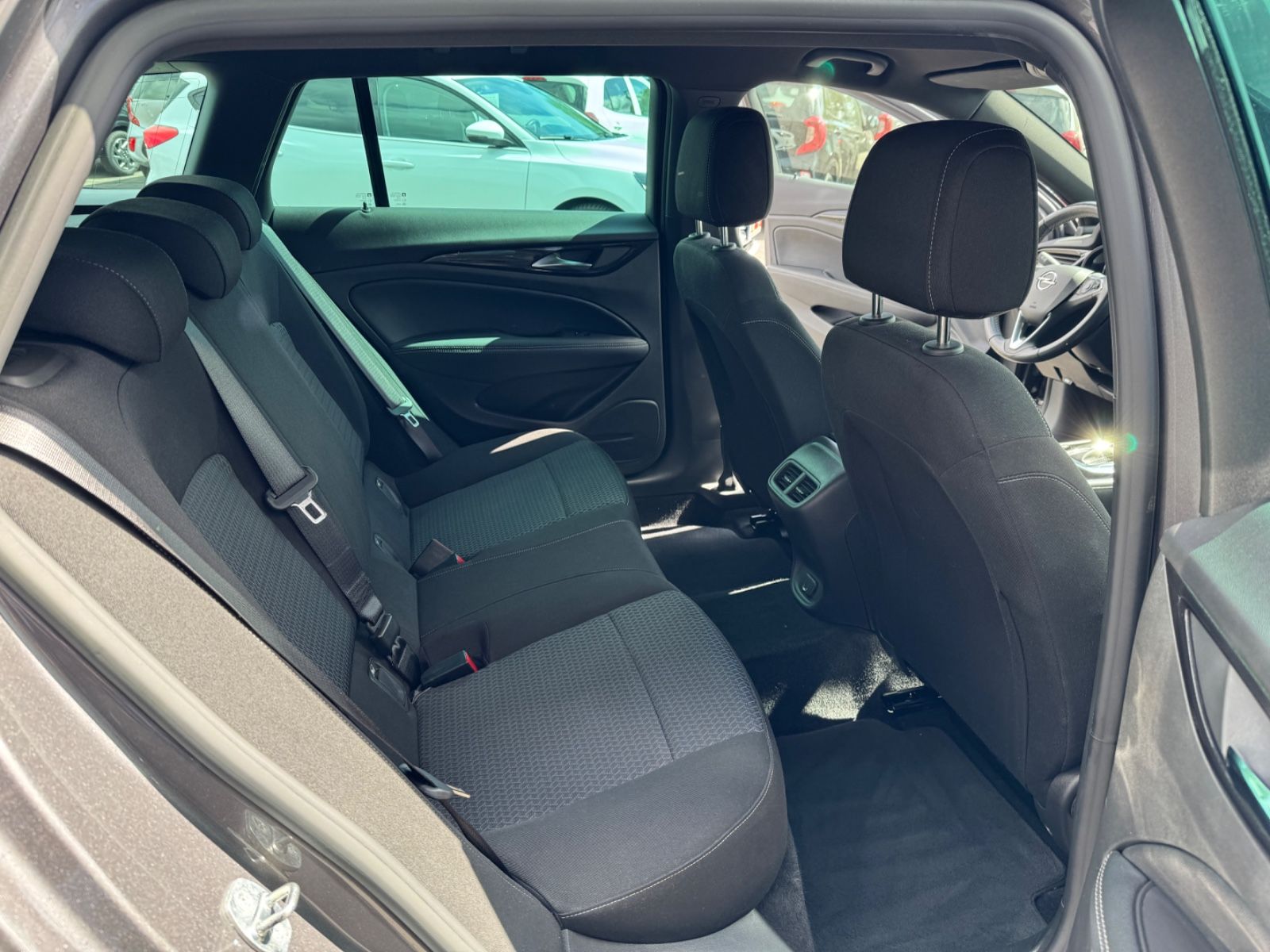 Opel Insignia B Sports Tourer Business - Samsaru's Car Outlet