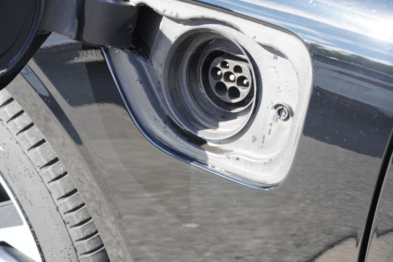 Volvo V60 Kombi 2.0 Hybrid AWD R Design LED Navi AHK