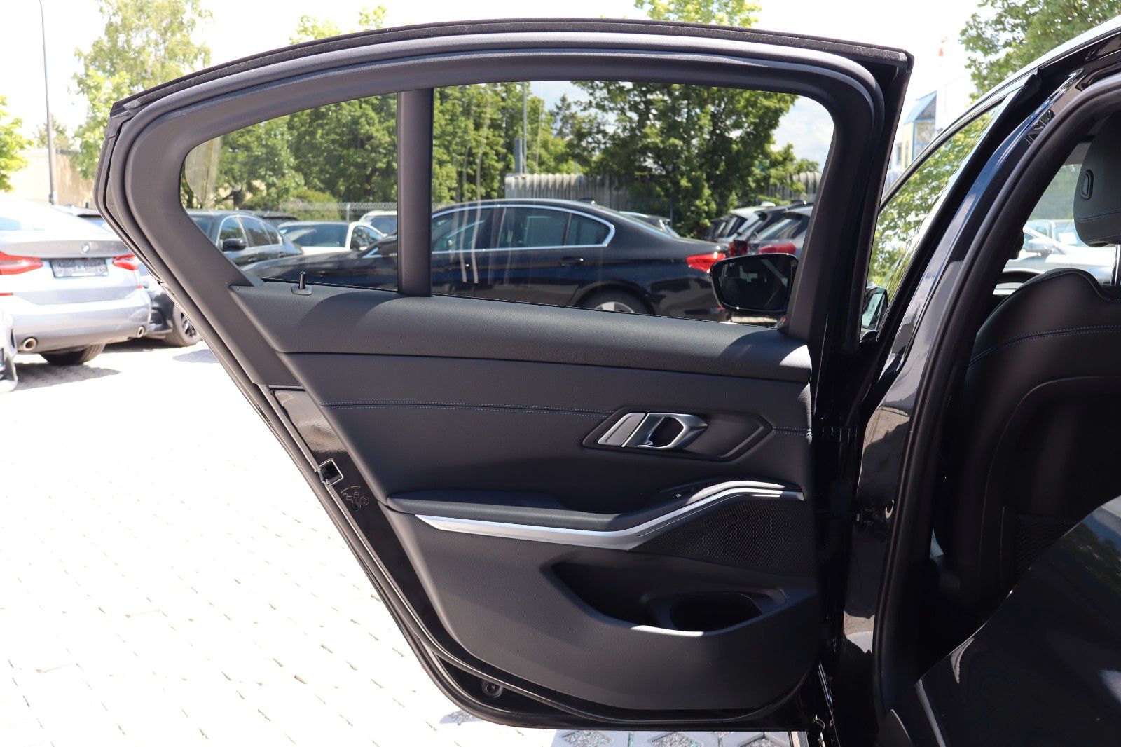 BMW 3 Lim. 320 d xDrive M Sport - Samsaru's Car Outlet