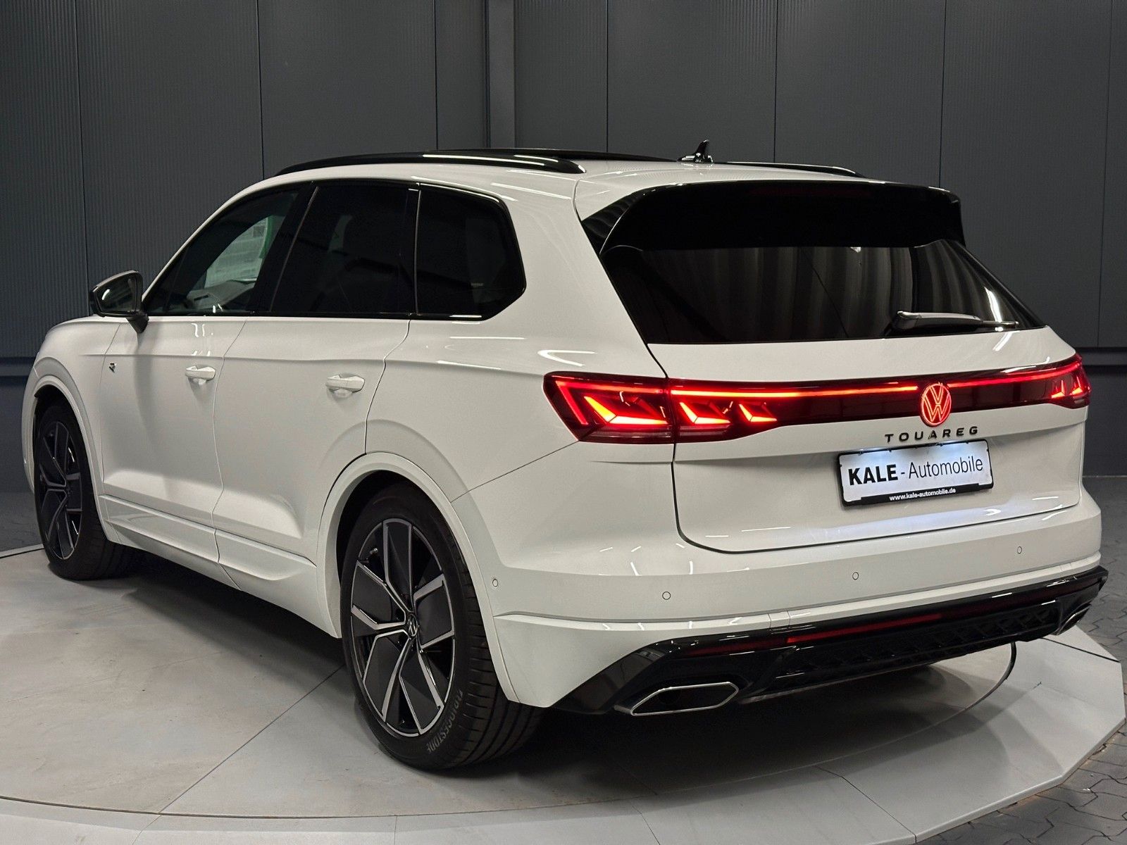 Volkswagen Touareg V6 TDI 4Motion R-Line Black - Samsaru's Car Outlet