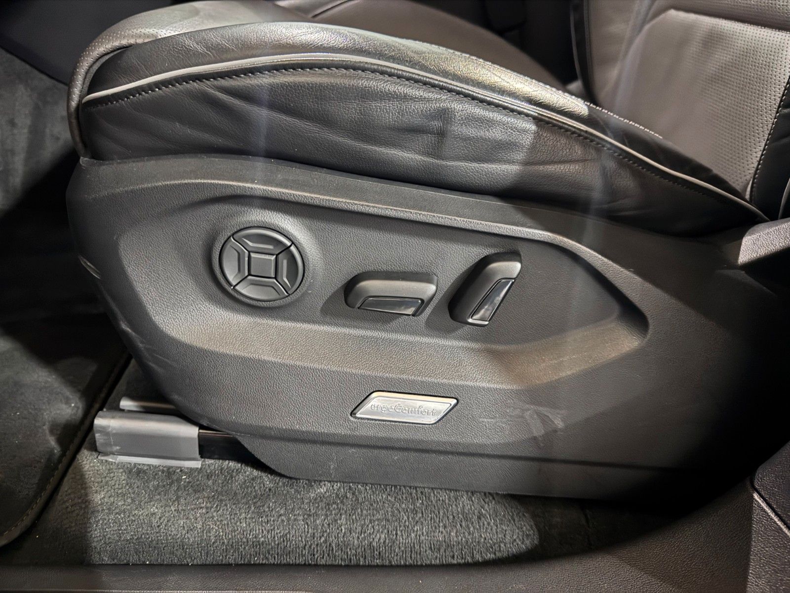 Volkswagen Touareg 3.0 TDI R-Line 4Motion - Samsaru's Car Outlet