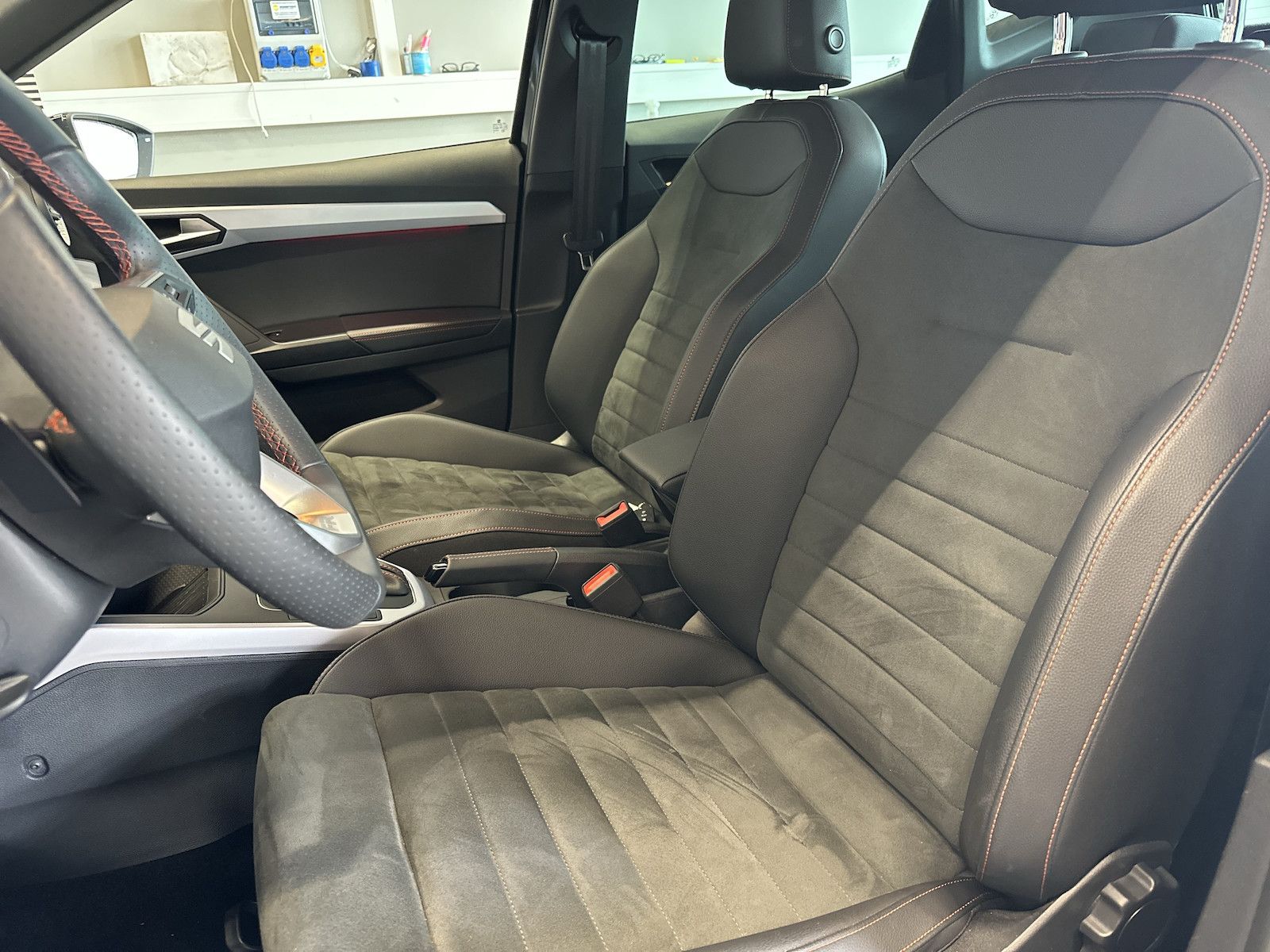 Seat Arona 1,5TSI DSG FR 18´´AHK Alcant. Full LED NAV