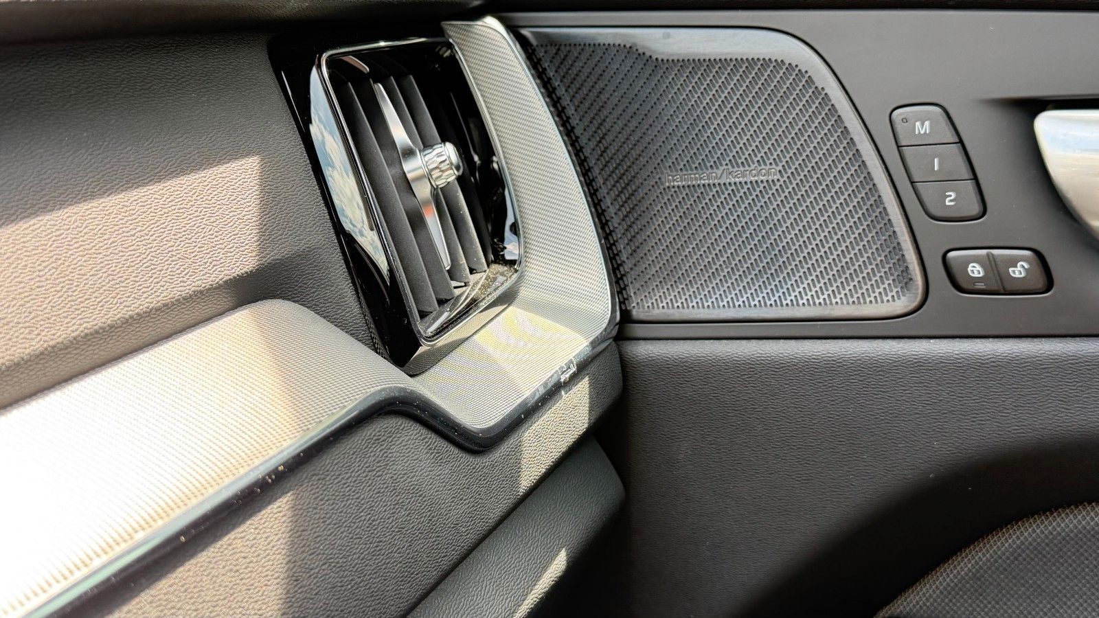 Volvo XC60 T6 Plus Dark Recharge Plug-In AWD/4 Pakete