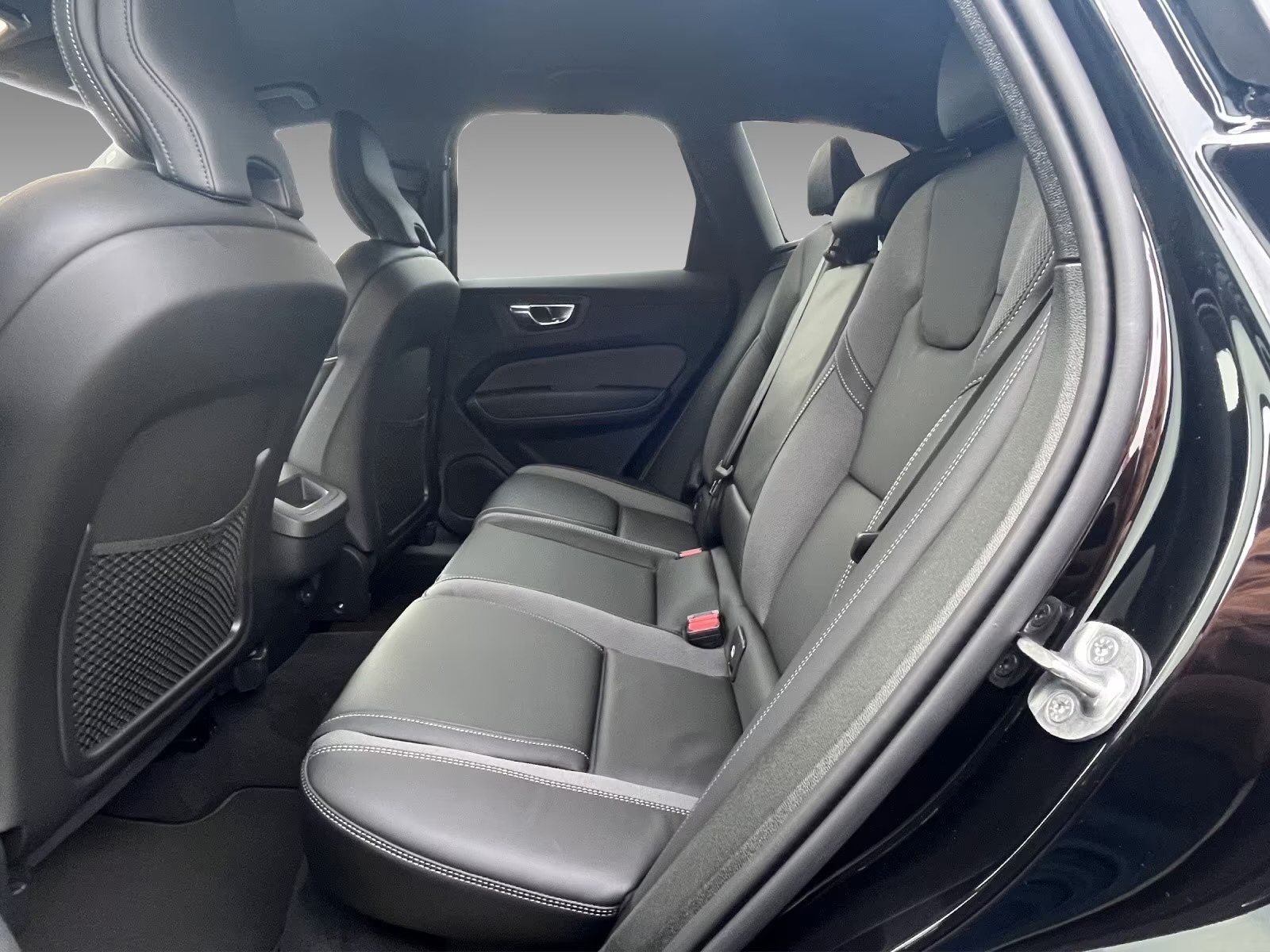 Volvo XC60 B5 AWD  Plus Black Edition+Ki-Sitze+AHK+