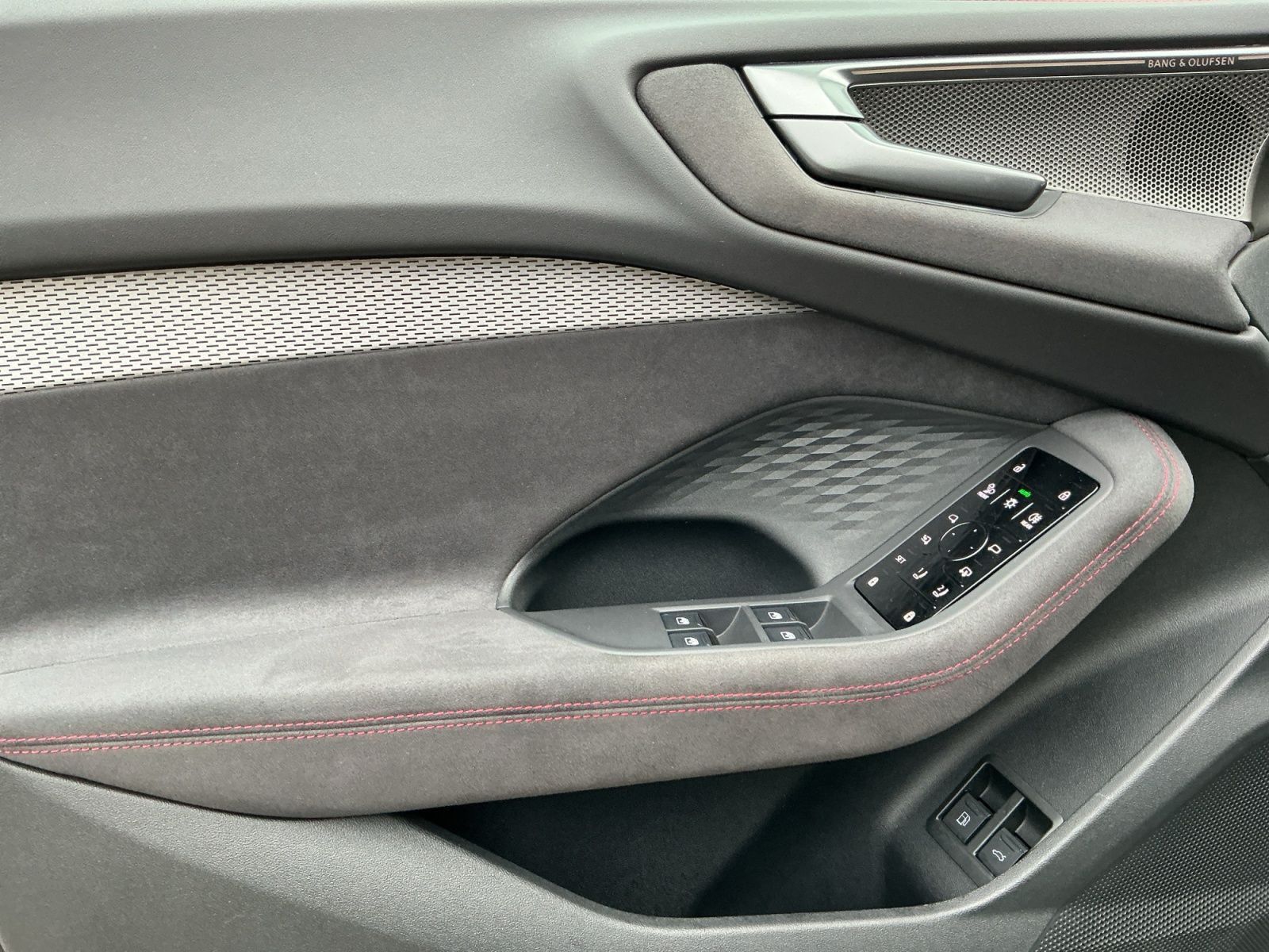 Audi A5 Avant e-hybrid 220kW S-LINE MATRIX+B&O+PANO