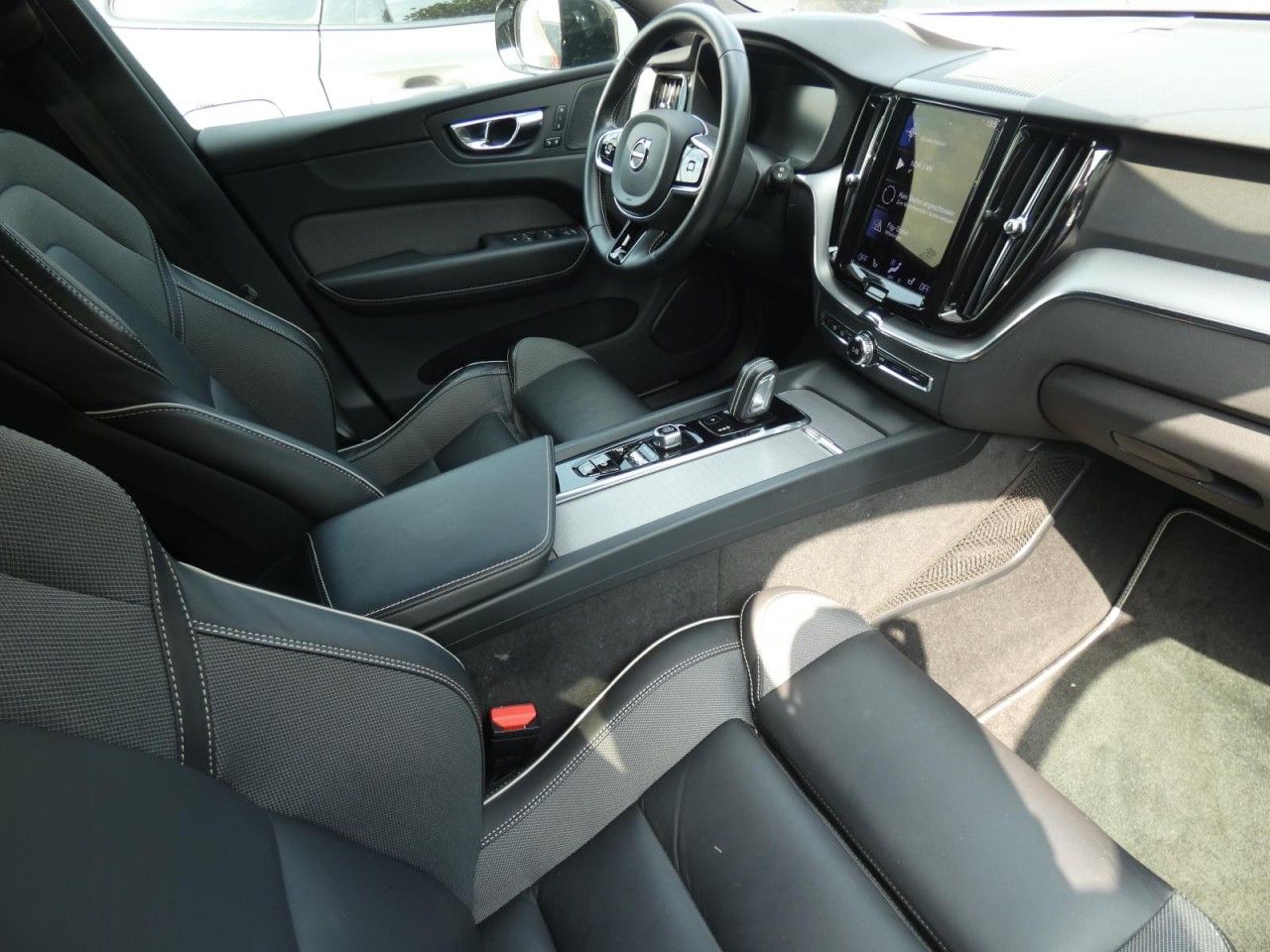 Volvo XC60 B5 (Benzin) AWD R-Design (EURO 6d) Klima