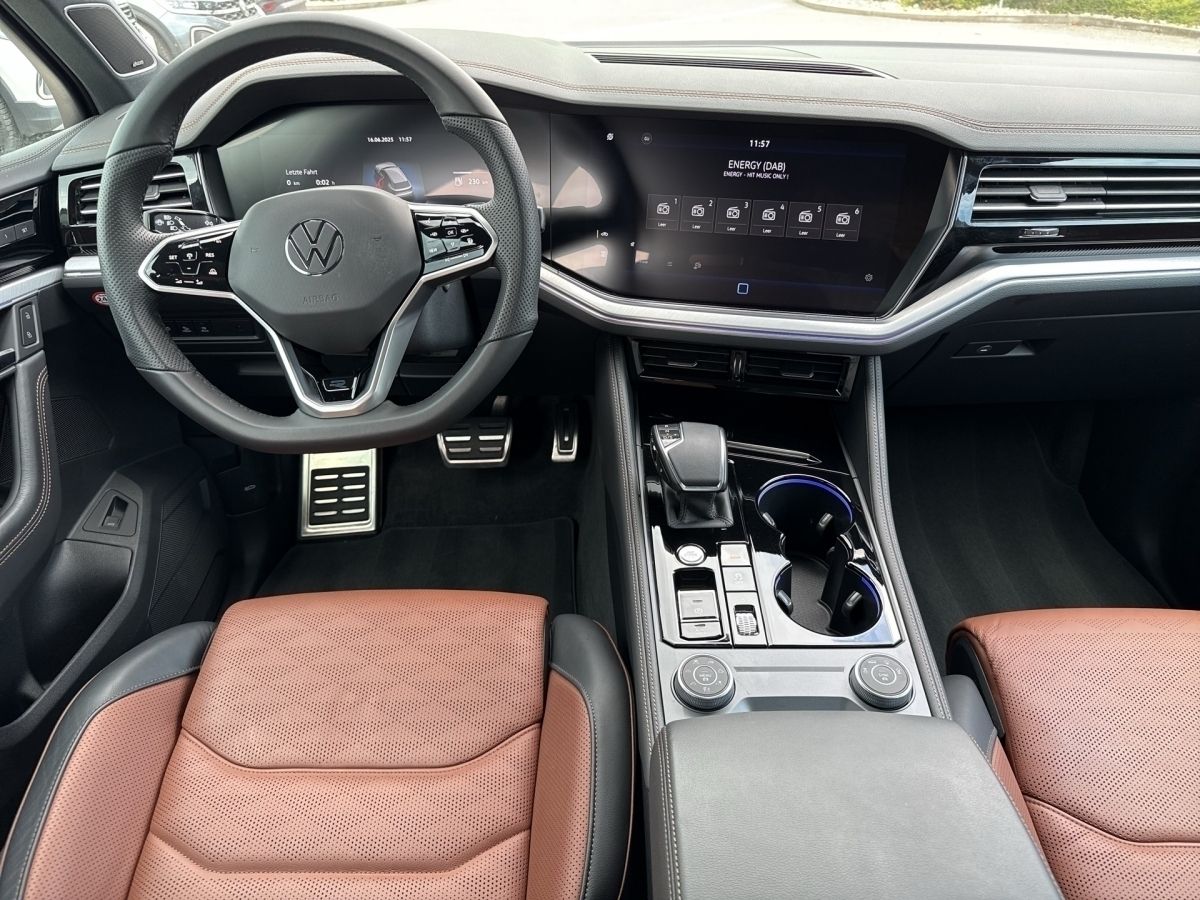 Volkswagen Touareg R-Line TSi - Samsaru's Car Outlet